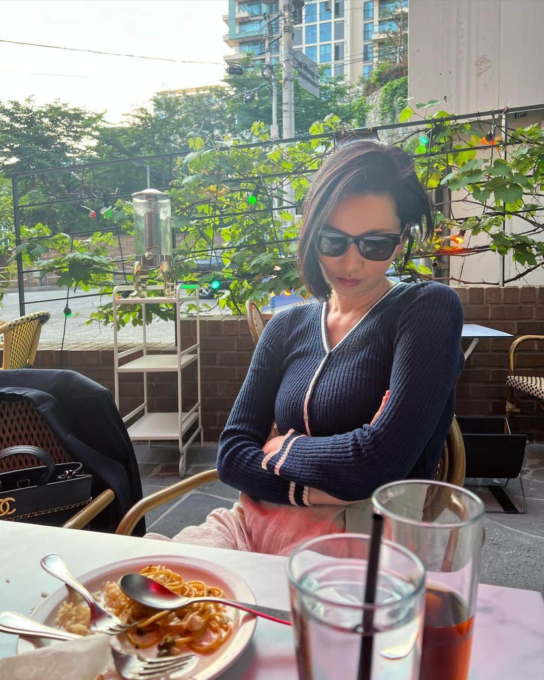 チャン・ユンジュのインスタグラム：「뮤지컬 맘마미아 보러 밝고 맑은 경혜와  @wo_wa_eya 데이트 :) 🌸💜 준면언니 못하는게 뭐야 !! 진짜!!!  @junmuynpark 덕분에 에너지와 끼 충전 !!!  😘💋❤️‍🔥👍🏻  #뮤지컬맘마미아」