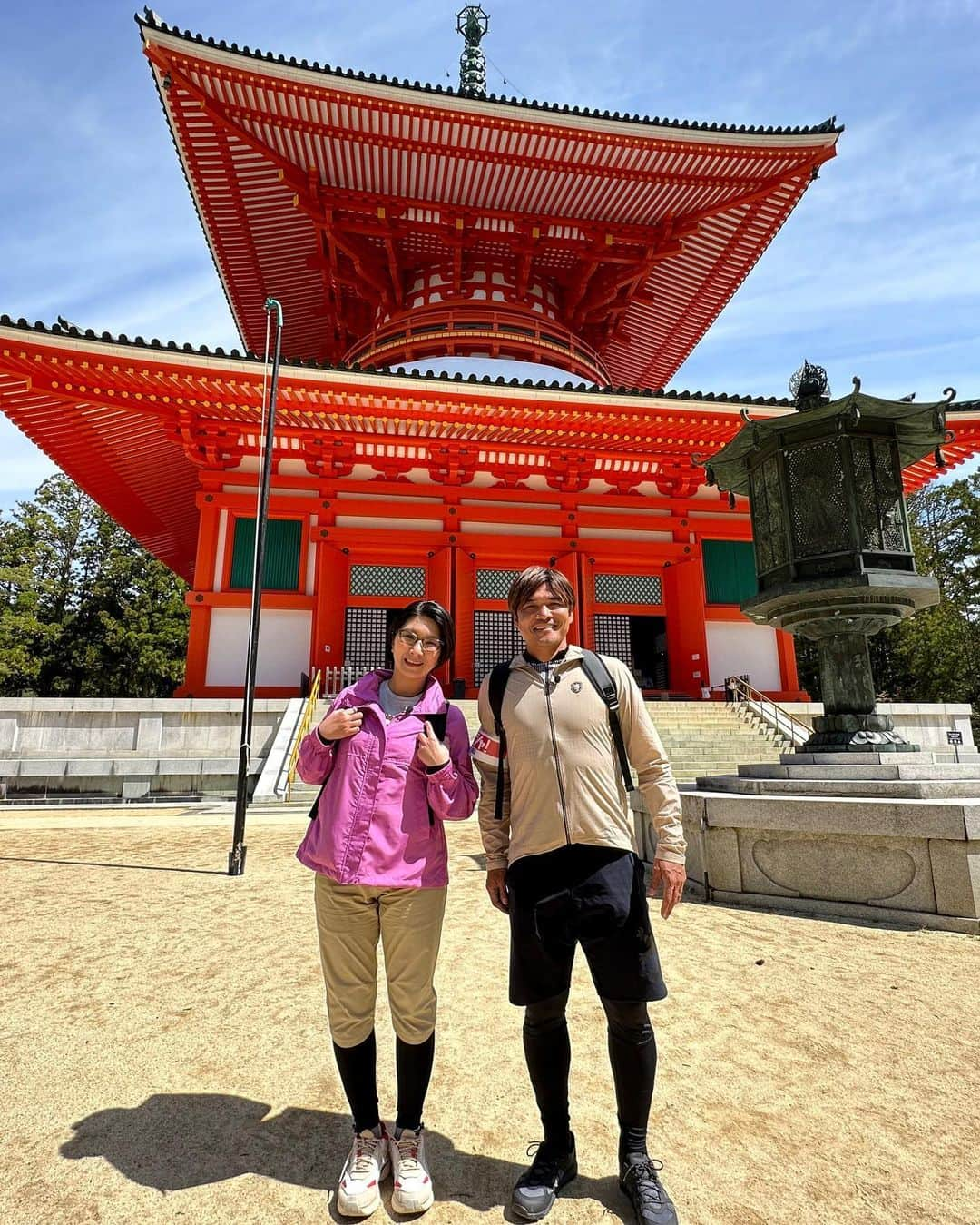 くわばたりえさんのインスタグラム写真 - (くわばたりえInstagram)「毎日、自転車でスーパー行ってますが オシャレな電動自転車で高野山をグルッと走りました！ なんと！大久保嘉人さんと♪ めちゃくちゃ楽しかった＆幸せな時間でした♪ マネージャー居なくて1人でインカメラで撮影していたら大久保さんのマネージャーさんが沢山写真撮ってくれました！ ありがたやです！  5月13日お昼1時02分からテレビ大阪で放送 「日経スペシャル　チャリキシャ！走ってみたいグルっとMAP高野山編」 是非！観て下さい♪  大久保嘉人さん！めちゃくちゃ素敵な方で更に大ファンになりました！！  #大久保嘉人　さん #くわばたりえ #テレビ大阪 #チャリキシャ #日経スペシャル #撮影用のサイドカー乗れた」5月12日 14時41分 - kuwabatarie