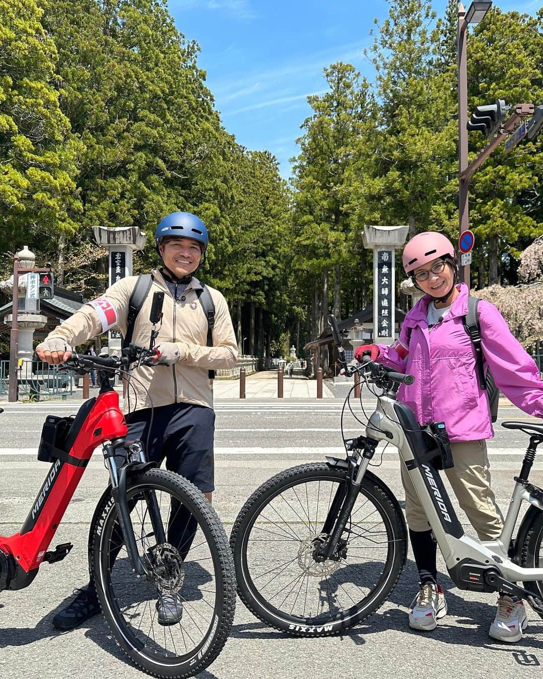 くわばたりえのインスタグラム：「毎日、自転車でスーパー行ってますが オシャレな電動自転車で高野山をグルッと走りました！ なんと！大久保嘉人さんと♪ めちゃくちゃ楽しかった＆幸せな時間でした♪ マネージャー居なくて1人でインカメラで撮影していたら大久保さんのマネージャーさんが沢山写真撮ってくれました！ ありがたやです！  5月13日お昼1時02分からテレビ大阪で放送 「日経スペシャル　チャリキシャ！走ってみたいグルっとMAP高野山編」 是非！観て下さい♪  大久保嘉人さん！めちゃくちゃ素敵な方で更に大ファンになりました！！  #大久保嘉人　さん #くわばたりえ #テレビ大阪 #チャリキシャ #日経スペシャル #撮影用のサイドカー乗れた」