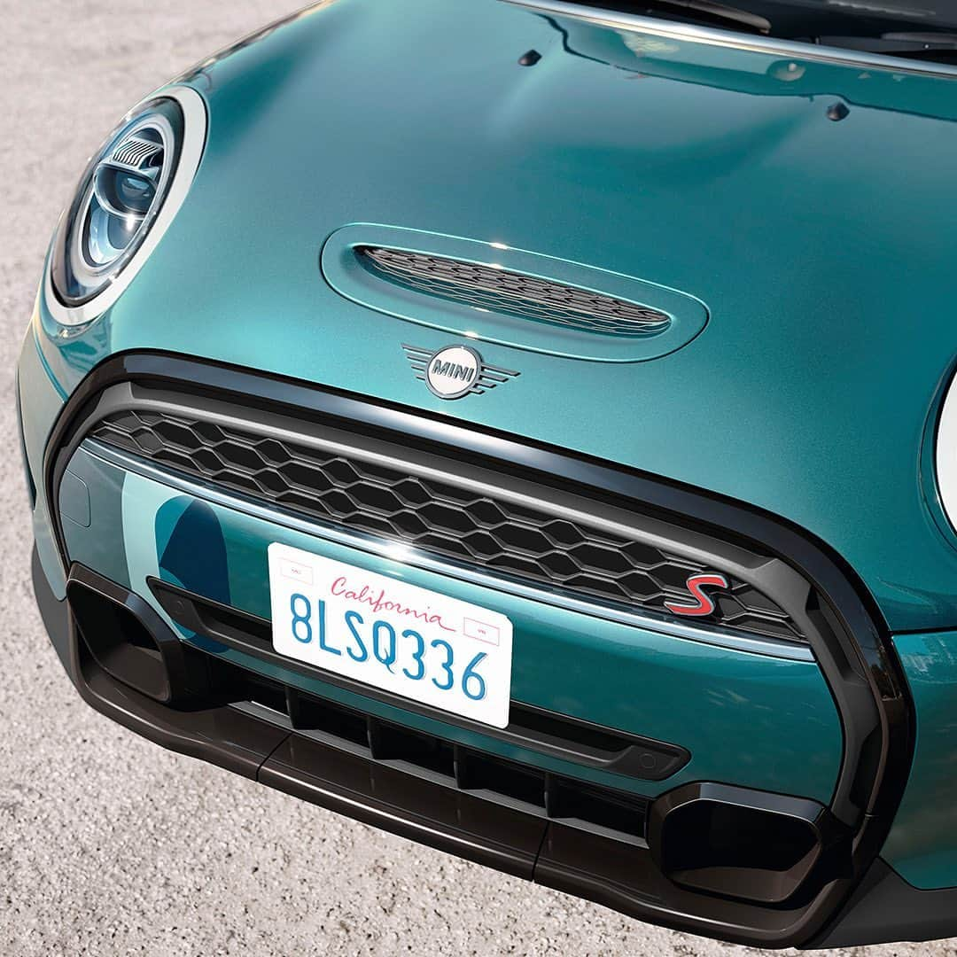 MINI Japanさんのインスタグラム写真 - (MINI JapanInstagram)「⁣ MINI Convertible Seaside Edition登場⁣ 人生の風を変えよう。⁣ ⁣ 太陽の下でルーフを開け放てば、潮風が新たなときめきを連れてくる。毎日がより鮮やかに輝き始める。⁣ ⁣ 爽やかなカリビアン・アクアのボディーに配されたホワイトのアクセント、太陽を思わせるオレンジ色の「Seaside」エンブレム。⁣ 隅々まで行き届いたそのさり気なく、それでいて印象的なデザインはまさに「Seaside」という名にふさわしい佇まい。⁣ ⁣ 今週末、MINI正規ディーラーにてショールーム・デビュー。⁣ ⁣ さあ、あなたの人生に新しい風を。⁣ ⁣ 「MINI Convertible Seaside Edition」特設ページ・お近くのショールームの検索はプロフィールのリンクから▲⁣ ⁣ #MINIJapan #MINIConvertibleSeasideEdition」5月12日 14時42分 - mini_japan