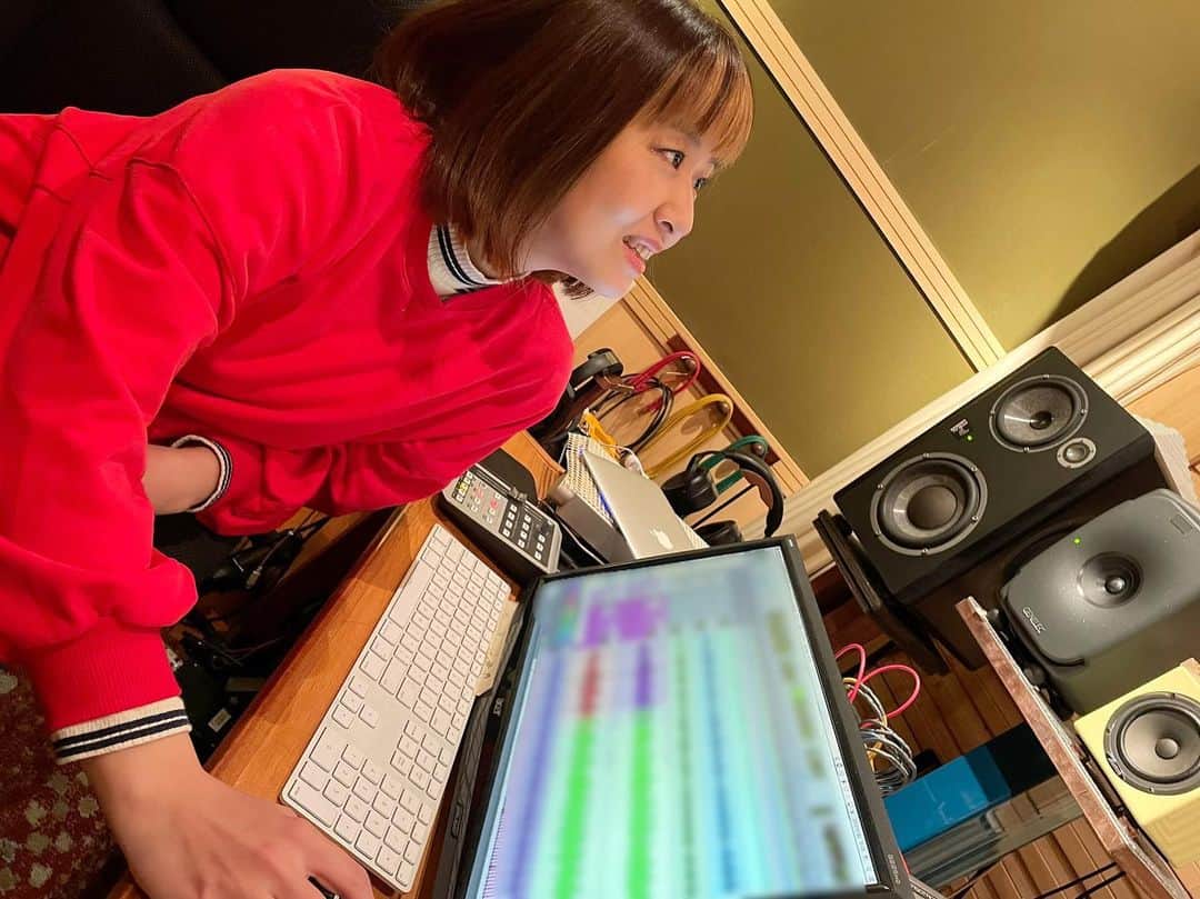 奥村愛子のインスタグラム：「🎧  mix check いつものスタジオにて」