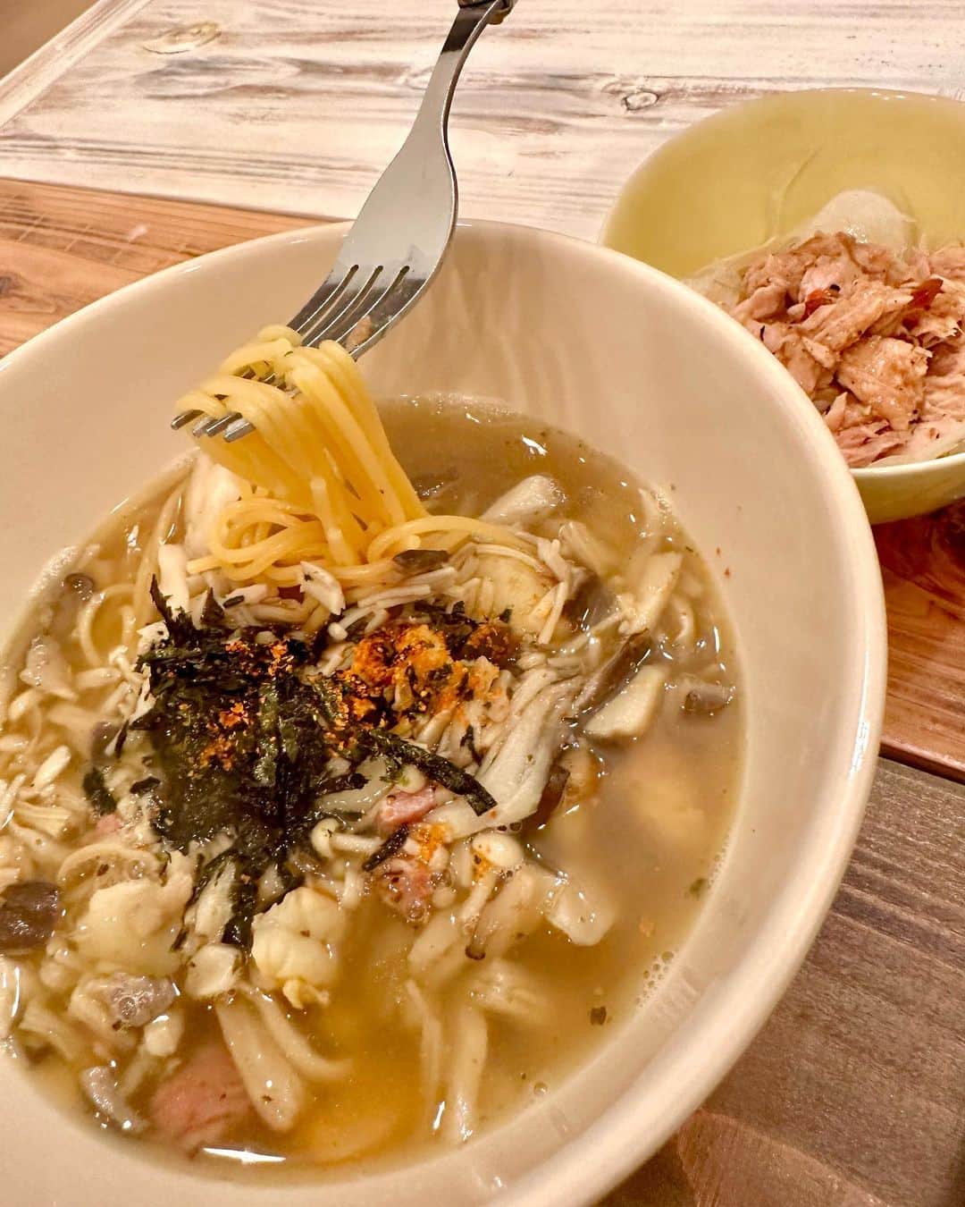 林家あずみさんのインスタグラム写真 - (林家あずみInstagram)「晩御飯自炊日記😂 作れる時しか作らないスタイル😂  五目炊き込みご飯、焼き鮭、ブロッコリーと新ニンジンサラダ（ごぼう茶の茶がらのせ） きゅうりとニンジンとモッツァレラチーズサラダ（ドレッシングは自作の粒マスタードたっぷりドレッシング）キノコのスープスパゲッティ（黄えんどう豆麺ゼンブヌードル）、ツナと新玉ねぎサラダ、貰ったコロッケ、新玉ねぎと新新ニンジンサラダ、カブの味噌汁、カブの葉と辛子高菜の炒め物、野菜ステック（マヨネーズと味噌と一味唐辛子混ぜたものにディップ）、明太子パスタ、筍とエノキのアンチョビガーリック炒め、鶏の磯辺焼き、  など、作ってみました。  野菜の上にトッピングされている茶色い粒々は、全て、ごぼう茶の茶殻です❤️ ドレッシングが絡み、ドレッシングの量を抑えられますので、オススメ❤️  料理は嫌いです。 でも、美味しい！美味しい！と食べてくれる 旦那氏の為だけに作っています。  自分1人で済ます時の家御飯は、見せられたものではありません😂✨ 恥ずかしいのレベルではない、酷いものを食しています😂  #自炊晩御飯日記 #林家あずみ」5月12日 14時47分 - kurohime424