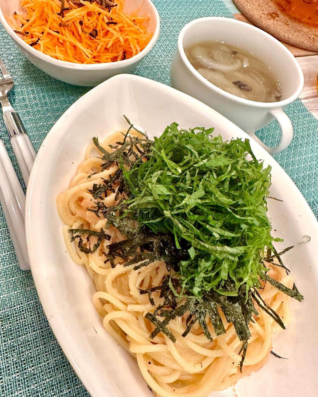林家あずみさんのインスタグラム写真 - (林家あずみInstagram)「晩御飯自炊日記😂 作れる時しか作らないスタイル😂  五目炊き込みご飯、焼き鮭、ブロッコリーと新ニンジンサラダ（ごぼう茶の茶がらのせ） きゅうりとニンジンとモッツァレラチーズサラダ（ドレッシングは自作の粒マスタードたっぷりドレッシング）キノコのスープスパゲッティ（黄えんどう豆麺ゼンブヌードル）、ツナと新玉ねぎサラダ、貰ったコロッケ、新玉ねぎと新新ニンジンサラダ、カブの味噌汁、カブの葉と辛子高菜の炒め物、野菜ステック（マヨネーズと味噌と一味唐辛子混ぜたものにディップ）、明太子パスタ、筍とエノキのアンチョビガーリック炒め、鶏の磯辺焼き、  など、作ってみました。  野菜の上にトッピングされている茶色い粒々は、全て、ごぼう茶の茶殻です❤️ ドレッシングが絡み、ドレッシングの量を抑えられますので、オススメ❤️  料理は嫌いです。 でも、美味しい！美味しい！と食べてくれる 旦那氏の為だけに作っています。  自分1人で済ます時の家御飯は、見せられたものではありません😂✨ 恥ずかしいのレベルではない、酷いものを食しています😂  #自炊晩御飯日記 #林家あずみ」5月12日 14時47分 - kurohime424