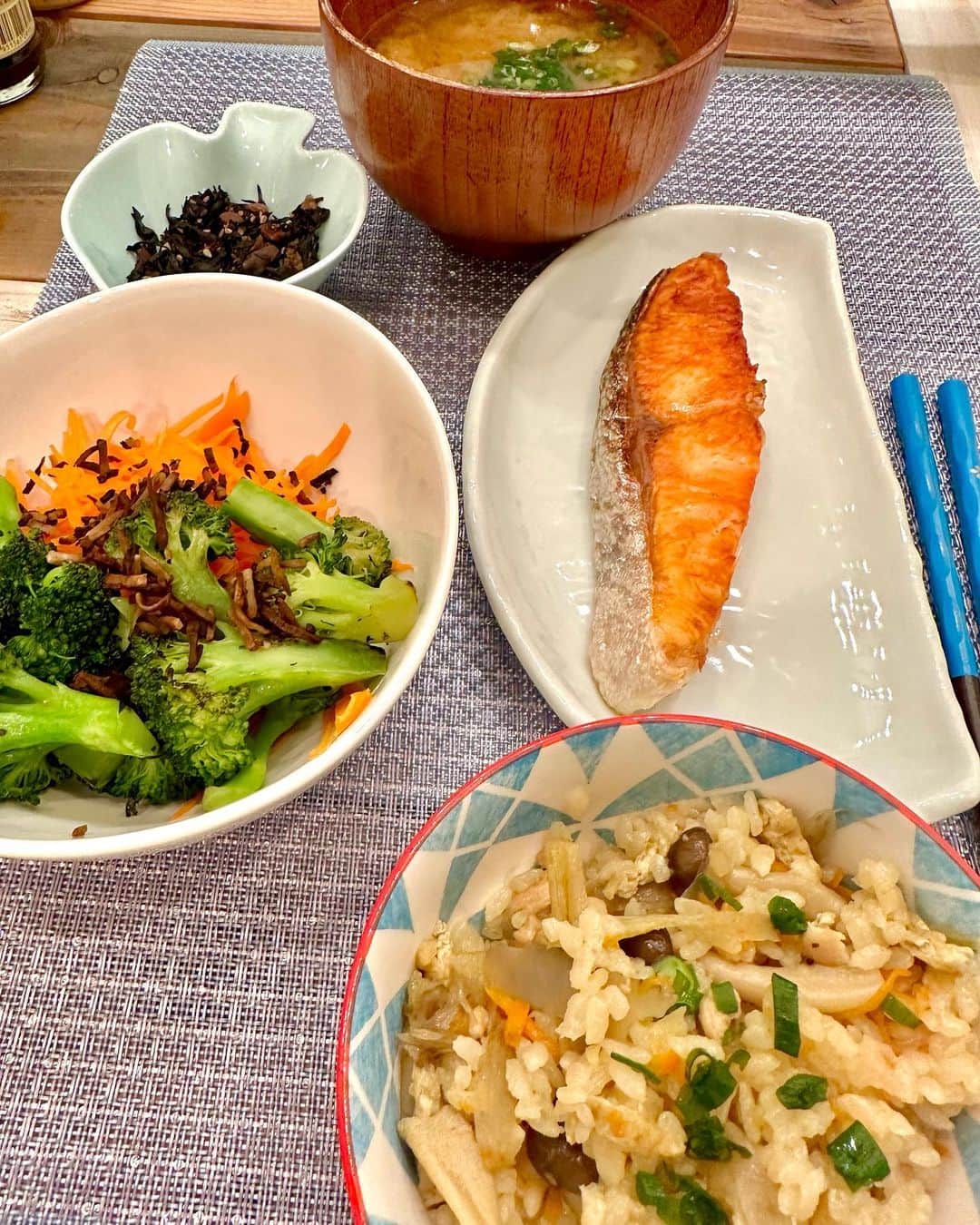 林家あずみさんのインスタグラム写真 - (林家あずみInstagram)「晩御飯自炊日記😂 作れる時しか作らないスタイル😂  五目炊き込みご飯、焼き鮭、ブロッコリーと新ニンジンサラダ（ごぼう茶の茶がらのせ） きゅうりとニンジンとモッツァレラチーズサラダ（ドレッシングは自作の粒マスタードたっぷりドレッシング）キノコのスープスパゲッティ（黄えんどう豆麺ゼンブヌードル）、ツナと新玉ねぎサラダ、貰ったコロッケ、新玉ねぎと新新ニンジンサラダ、カブの味噌汁、カブの葉と辛子高菜の炒め物、野菜ステック（マヨネーズと味噌と一味唐辛子混ぜたものにディップ）、明太子パスタ、筍とエノキのアンチョビガーリック炒め、鶏の磯辺焼き、  など、作ってみました。  野菜の上にトッピングされている茶色い粒々は、全て、ごぼう茶の茶殻です❤️ ドレッシングが絡み、ドレッシングの量を抑えられますので、オススメ❤️  料理は嫌いです。 でも、美味しい！美味しい！と食べてくれる 旦那氏の為だけに作っています。  自分1人で済ます時の家御飯は、見せられたものではありません😂✨ 恥ずかしいのレベルではない、酷いものを食しています😂  #自炊晩御飯日記 #林家あずみ」5月12日 14時47分 - kurohime424