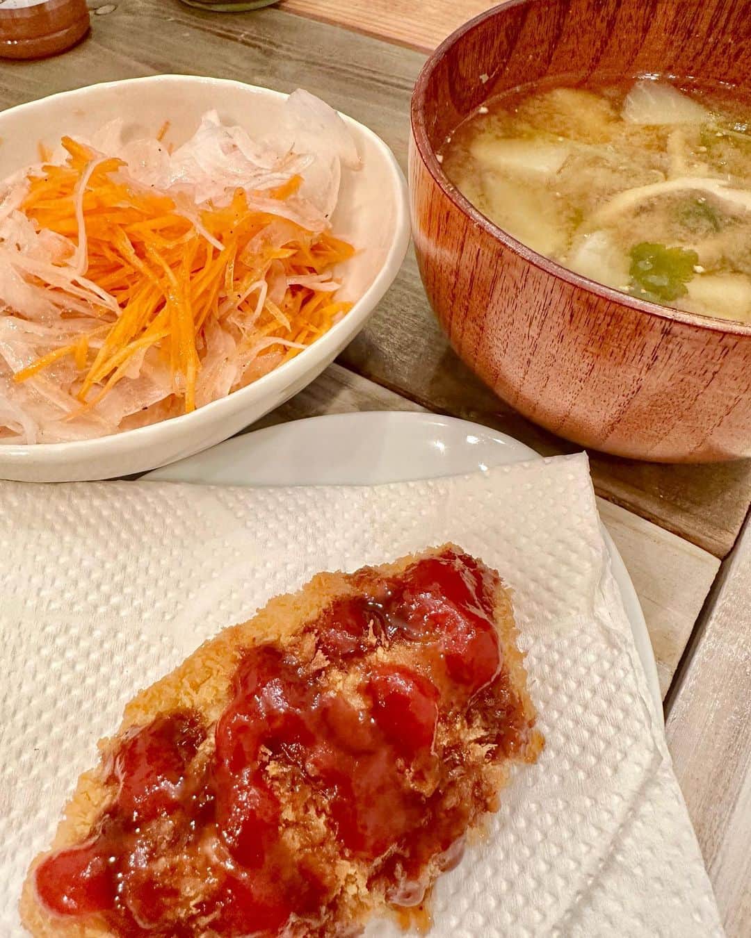林家あずみさんのインスタグラム写真 - (林家あずみInstagram)「晩御飯自炊日記😂 作れる時しか作らないスタイル😂  五目炊き込みご飯、焼き鮭、ブロッコリーと新ニンジンサラダ（ごぼう茶の茶がらのせ） きゅうりとニンジンとモッツァレラチーズサラダ（ドレッシングは自作の粒マスタードたっぷりドレッシング）キノコのスープスパゲッティ（黄えんどう豆麺ゼンブヌードル）、ツナと新玉ねぎサラダ、貰ったコロッケ、新玉ねぎと新新ニンジンサラダ、カブの味噌汁、カブの葉と辛子高菜の炒め物、野菜ステック（マヨネーズと味噌と一味唐辛子混ぜたものにディップ）、明太子パスタ、筍とエノキのアンチョビガーリック炒め、鶏の磯辺焼き、  など、作ってみました。  野菜の上にトッピングされている茶色い粒々は、全て、ごぼう茶の茶殻です❤️ ドレッシングが絡み、ドレッシングの量を抑えられますので、オススメ❤️  料理は嫌いです。 でも、美味しい！美味しい！と食べてくれる 旦那氏の為だけに作っています。  自分1人で済ます時の家御飯は、見せられたものではありません😂✨ 恥ずかしいのレベルではない、酷いものを食しています😂  #自炊晩御飯日記 #林家あずみ」5月12日 14時47分 - kurohime424