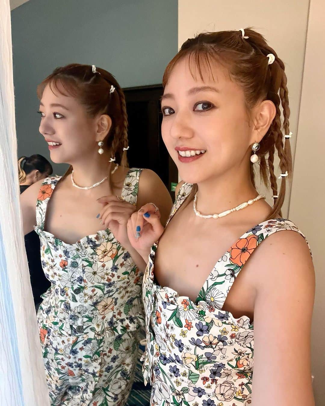 伊藤千晃のインスタグラム：「こういう髪型すると、 なんだかライブが始まりそうで懐かしく感じるな☺️🩷 ⁡ tops,bottoms/ @manielle_official  accessory/ @stellarhollywood  shose/ @yelloshoes_official  ⁡ hair&make/ @nami5757  stylist/ @utsumisaoriii  ⁡ そうだ！明日、新曲『Honey』のMVがYouTubeで解禁なので、みんなみてね☺️✨ ⁡」