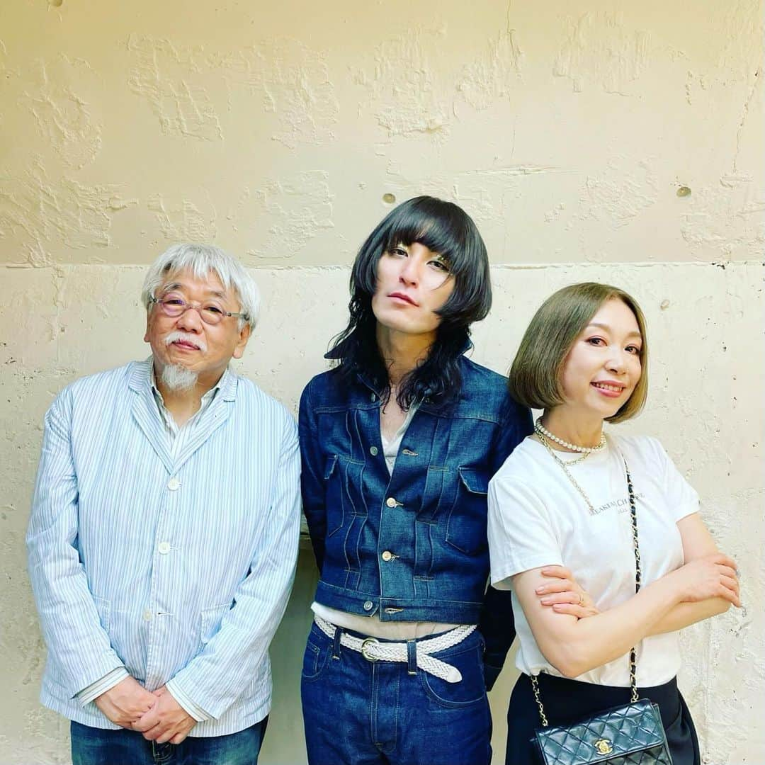 野宮真貴さんのインスタグラム写真 - (野宮真貴Instagram)「・ ドレスコーズ  x  小西康陽さんツーマン渋谷Club Quattroへ行ってきました。  志磨遼平くんは10代の頃からピチカート・ファイヴを聴いて影響を受けてきたらしい。 ステージ上の彼は、イギリスのロックスターのようにキラキラしていてチャーミングでした✨  小西さんはQ.A.S.B.と、お馴染みの曲をちょっとファンキーでナイスなアレンジで😊ヴォーカリスト小西さんは回を重ねるごと素晴らしい歌を聴かせてくれる♪  信藤三雄さんが繋いでくれた縁ですね☺️  @ryohei_shima_thedresscodes   #ドレスコーズ#dresscodes#志磨遼平#小西康陽#QASB#信藤三雄#野宮真貴#missmakinomiya」5月12日 15時01分 - missmakinomiya