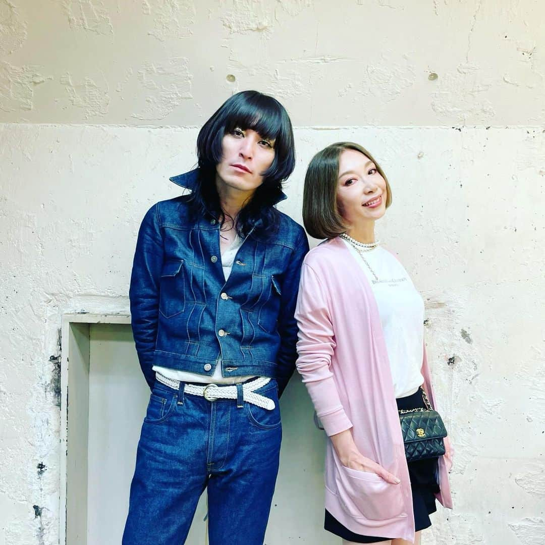 野宮真貴さんのインスタグラム写真 - (野宮真貴Instagram)「・ ドレスコーズ  x  小西康陽さんツーマン渋谷Club Quattroへ行ってきました。  志磨遼平くんは10代の頃からピチカート・ファイヴを聴いて影響を受けてきたらしい。 ステージ上の彼は、イギリスのロックスターのようにキラキラしていてチャーミングでした✨  小西さんはQ.A.S.B.と、お馴染みの曲をちょっとファンキーでナイスなアレンジで😊ヴォーカリスト小西さんは回を重ねるごと素晴らしい歌を聴かせてくれる♪  信藤三雄さんが繋いでくれた縁ですね☺️  @ryohei_shima_thedresscodes   #ドレスコーズ#dresscodes#志磨遼平#小西康陽#QASB#信藤三雄#野宮真貴#missmakinomiya」5月12日 15時01分 - missmakinomiya