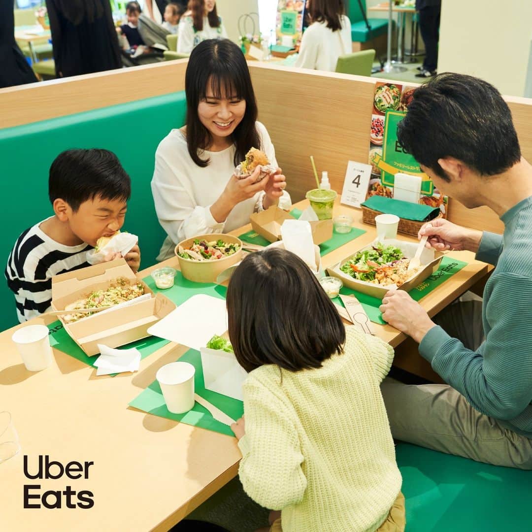 UberEATS_Japanさんのインスタグラム写真 - (UberEATS_JapanInstagram)「. ／ 母の日にぴったり！ Uber Eats の ファミリーレストランがついにオープン。🍽✨ ＼  本日5月12日から3日間限定で、母の日のタイミングに合わせて、原宿の中心に Uber Eats ファミレスをオープンします❗️  近所のファミレスに行くような気分でぜひ、 気軽に家族みんなでご来場ください！  特別なプレゼントも用意してお待ちしておりますよー😋  📍開催場所：〒150-0001 東京都渋谷区神宮前６丁目４−１ 原宿八角館 1F 🕐営業時間：朝 11 時〜夜 22 時まで 👨‍👩‍👧‍👦1グループ￥2,000割引*  #家族にうれしいヘルプです #UberEats #ウーバーイーツ #UberEatsファミレス  *有効期限は 2023 年 05 月 14 日（日）23:55 です。都内の店舗での１回のご利用に限ります。 詳しくはこちら👇 https://z.uber.com/UEFRTC」5月12日 15時10分 - ubereats_japan