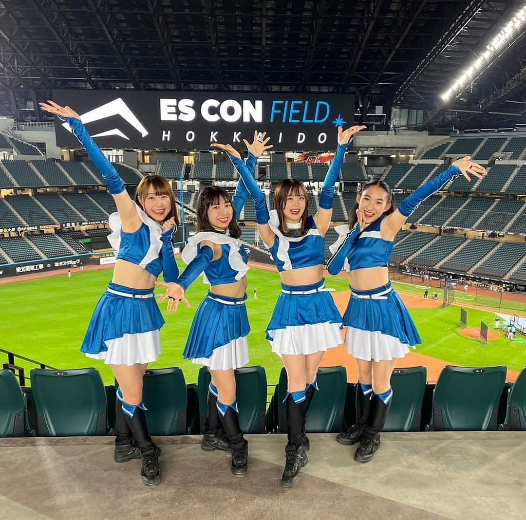 ファイターズガールのインスタグラム：「. 皆さま、こんにちは☀️  今週末からいよいよ、場外ステージイベント開催いたします！  --------------------------- マスコット＆ファイターズガールステージイベント 『FANS SQUARE STAGE』  開催日：5/13(土)、5/14(日) 場所：Coca-Cola GATE 外 時間：試合終了60分後（スタート時間は前後いたします）  ＊お時間までは、どうぞ球場内の飲食店やショップをお楽しみください^ ^ ＊観覧席・カメラ席の区切りは設けておりません。 皆さま譲り合いながら、ステージをお楽しみください。 ＊悪天候の場合は、中止になる場合がございます。 ---------------------------  まだまだ、夕方になると肌寒い北海道ですが… 暖かくして、試合後の場外ステージイベントもお楽しみください😊  ※不定期でステージイベントを開催しております。 今後のステージイベント開催日程は、こちらのInstagramでご案内いたします。  #fightersgirl #ファイターズガール #lovefighters #北海道日本ハムファイターズ #新時代 #FANS_ARE_OUR_TREASURE #Fビレッジ #エスコンフィールドHOKKAIDO #エスコンフィールド #フレップ #ポリーポラリス #fanssquarestage」