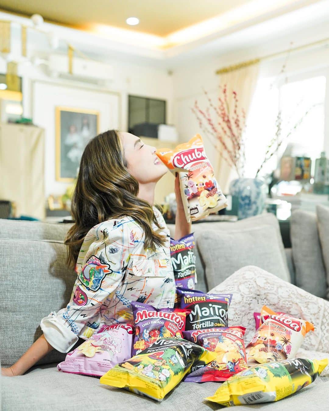 ルナ・マヤのインスタグラム：「So proud jadi yang PERTAMA koleksi special edition BT21 dari @maitos.chips @chuba.snack dan @maitatos.snack   So cute! aku sampe bela-belain hunting semua koleksinya loh…. Ehh apa jangan-jangan udah ada yang lebih duluan dari aku?  Maitos, Chuba dan Maitatos juga akan ada giveaway Official Merchandise BT21 loh. Yuk, stay tune di IG @maitos.chips @chuba.snack dan @maitatos.snack sekarang!  Bingung mau beli dimana? Coba cek minimarket sekitarmu ya! Pasti ada😉  #BT21 #Chubasnack #maitostortillachips #maitatossnack」