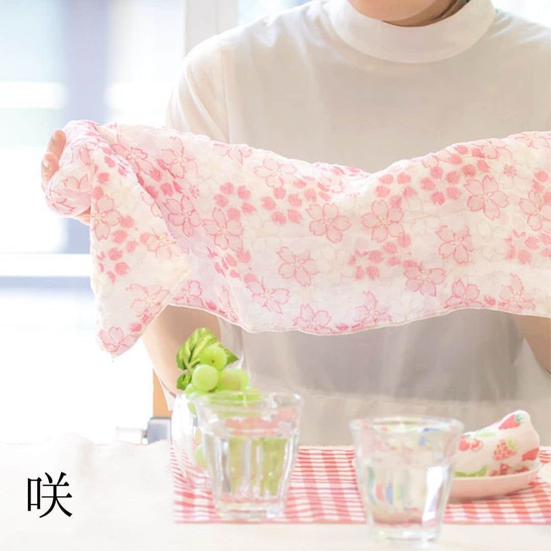 手ぬぐいと和小物・和雑貨 和布華のインスタグラム：「🌸ゆったりサイズ『ふきん』🌸  30×80cmと大判サイズの奈良の蚊帳生地ふきんです✨　 1枚でたっぷりとお使いいただけます✨ 華やかな柄はインテリアにも映えます✨  #奈良の蚊帳生地ふきん #桜柄 #さくら柄 #和柄小物  #キッチングッズ大好き  #台拭き #ディッシュクロス  #わふかず #和布華  #wafuka」