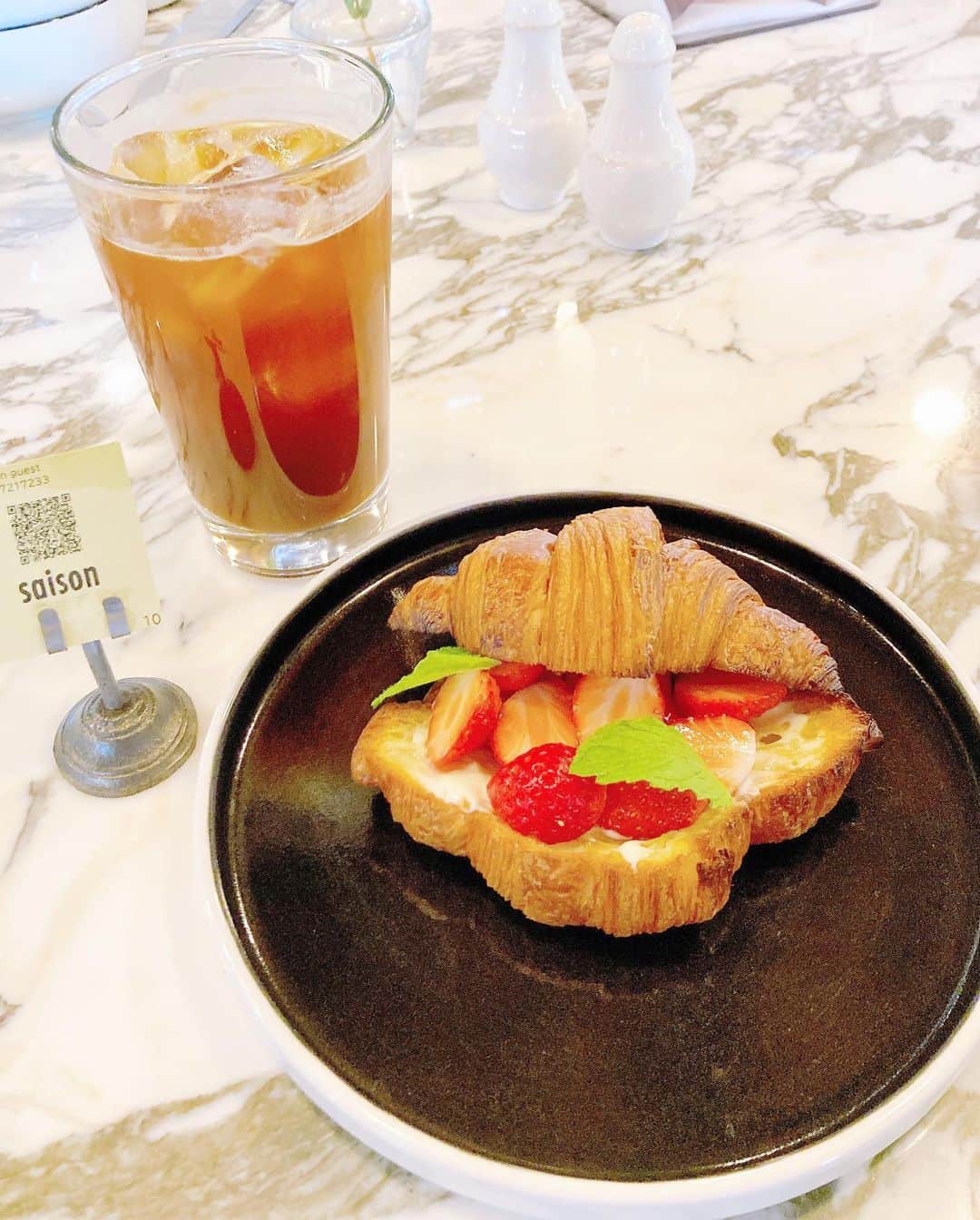 星野奏さんのインスタグラム写真 - (星野奏Instagram)「ラジオの収録前にカフェへ☕️🍓 ドリンクはロングブラック☕️ 五反田駅の辺り詳しくないけど、しほみんがオシャレなお店見つけてくれました😁🎶 店内は撮影してないけど、カフェスタグラマーさん達が上手に撮影してます👏🏻❣️ ・ ・ ・ ・ ・ #五反田ランチ #カフェ部 #cafe #カフェ活 #セゾンベーカリー #スイーツ好き #撮影会モデル#model#tokyo#gotanda#東京カフェ巡り#japan#🍓#☕️ #カフェスタグラム」5月12日 15時05分 - hoshino_kanade_