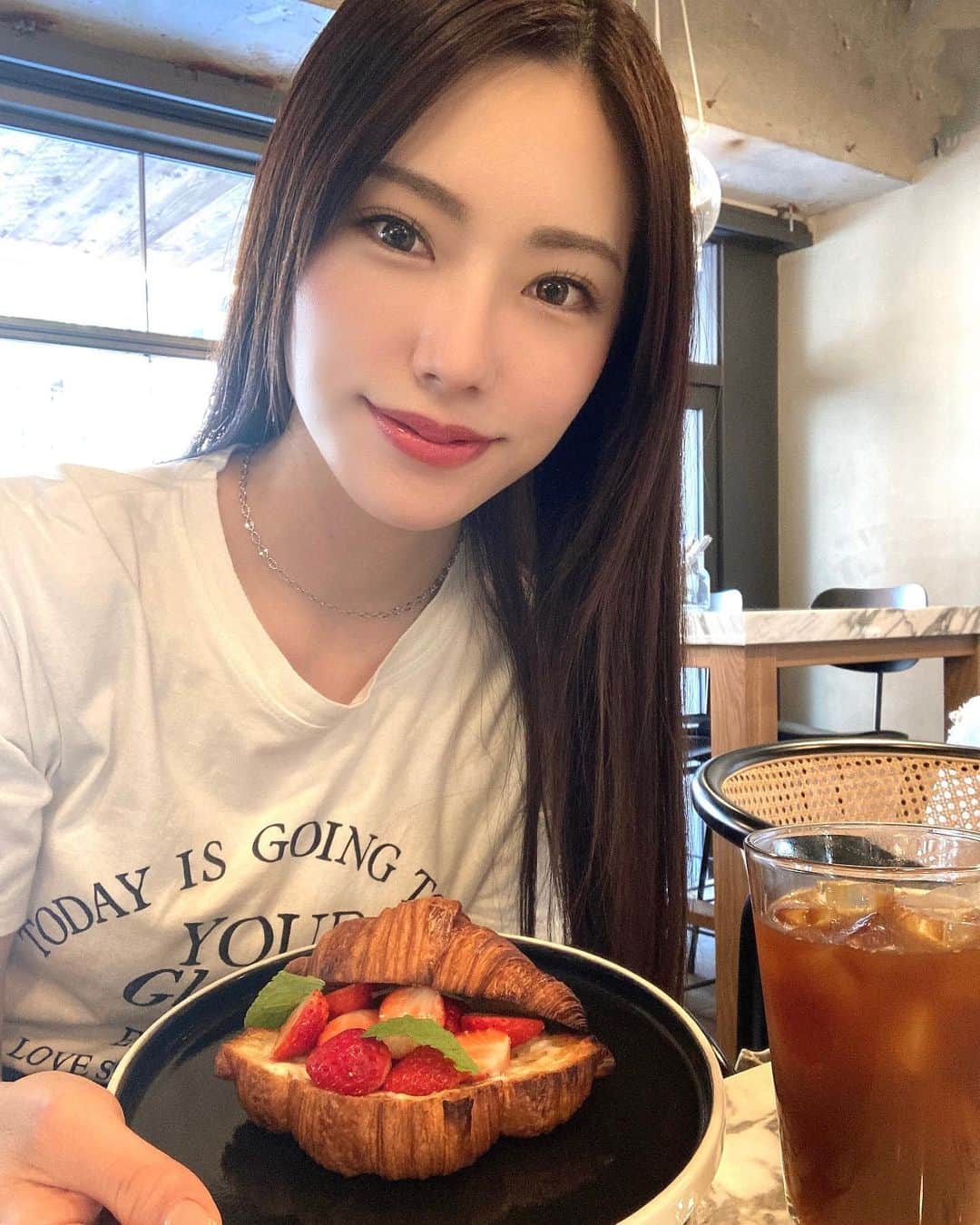 星野奏さんのインスタグラム写真 - (星野奏Instagram)「ラジオの収録前にカフェへ☕️🍓 ドリンクはロングブラック☕️ 五反田駅の辺り詳しくないけど、しほみんがオシャレなお店見つけてくれました😁🎶 店内は撮影してないけど、カフェスタグラマーさん達が上手に撮影してます👏🏻❣️ ・ ・ ・ ・ ・ #五反田ランチ #カフェ部 #cafe #カフェ活 #セゾンベーカリー #スイーツ好き #撮影会モデル#model#tokyo#gotanda#東京カフェ巡り#japan#🍓#☕️ #カフェスタグラム」5月12日 15時05分 - hoshino_kanade_