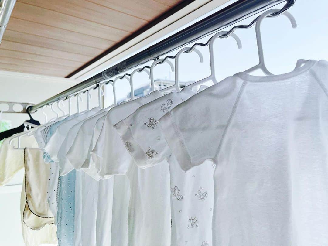 結城はゆるさんのインスタグラム写真 - (結城はゆるInstagram)「🧺 　　 　　 　　˗ˏˋ  #世界一幸せな洗濯  ˎˊ˗ 　 　　 　　 　　というものの、全然映えへんよな。← 　　(物干し竿のシール取ってないあたりの雑さ) 　　そして意外と大変、時間もかかった。 　　だって洗濯やもん、そりゃそうだ🤷🏻‍♀️🤷🏻‍♀️ww 　　 　 　　 　　でもこんなに小さい服を一度に並べて 　　干すのはほんまにほんまに可愛かった🥹🫶 　　これも準備中の醍醐味なのであろう💭 　　 　　 　　さ！やっと準備万端になってきたぞ。 　　(予定日直前に言う事じゃない) 　　Xデーがいつになるか、、楽しみだ👶🏻🤍　　  　　 　　 　　 　　 　　 #水通し #水通し完了  #出産準備 #出産準備品 #ベビー服  #初マタ #マタニティ #マタニティライフ  #マタニティ記録 #マタニティフォト #マタニティフォトセルフ #妊婦生活 #ぷんにー #ぷんにーらいふ  #臨月妊婦 #39weeks #39週 #臨月突入  #maternity #maternityphotography  #yuuki_maternity」5月12日 15時12分 - yuuki__hs