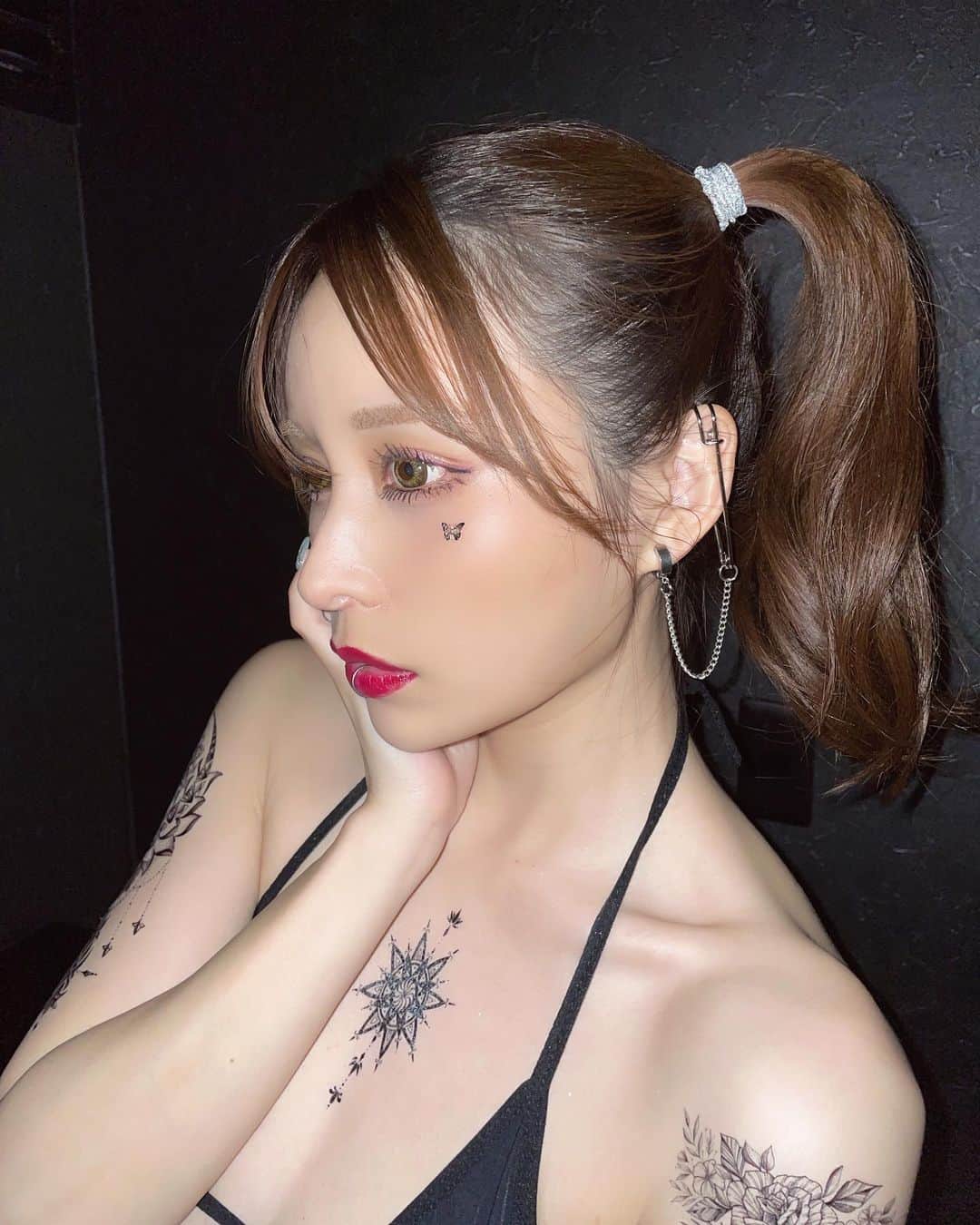 伊藤舞雪さんのインスタグラム写真 - (伊藤舞雪Instagram)「撮影で初めてのタトゥーシール  誰かの性癖に刺され🕷」5月12日 15時12分 - myk__gram