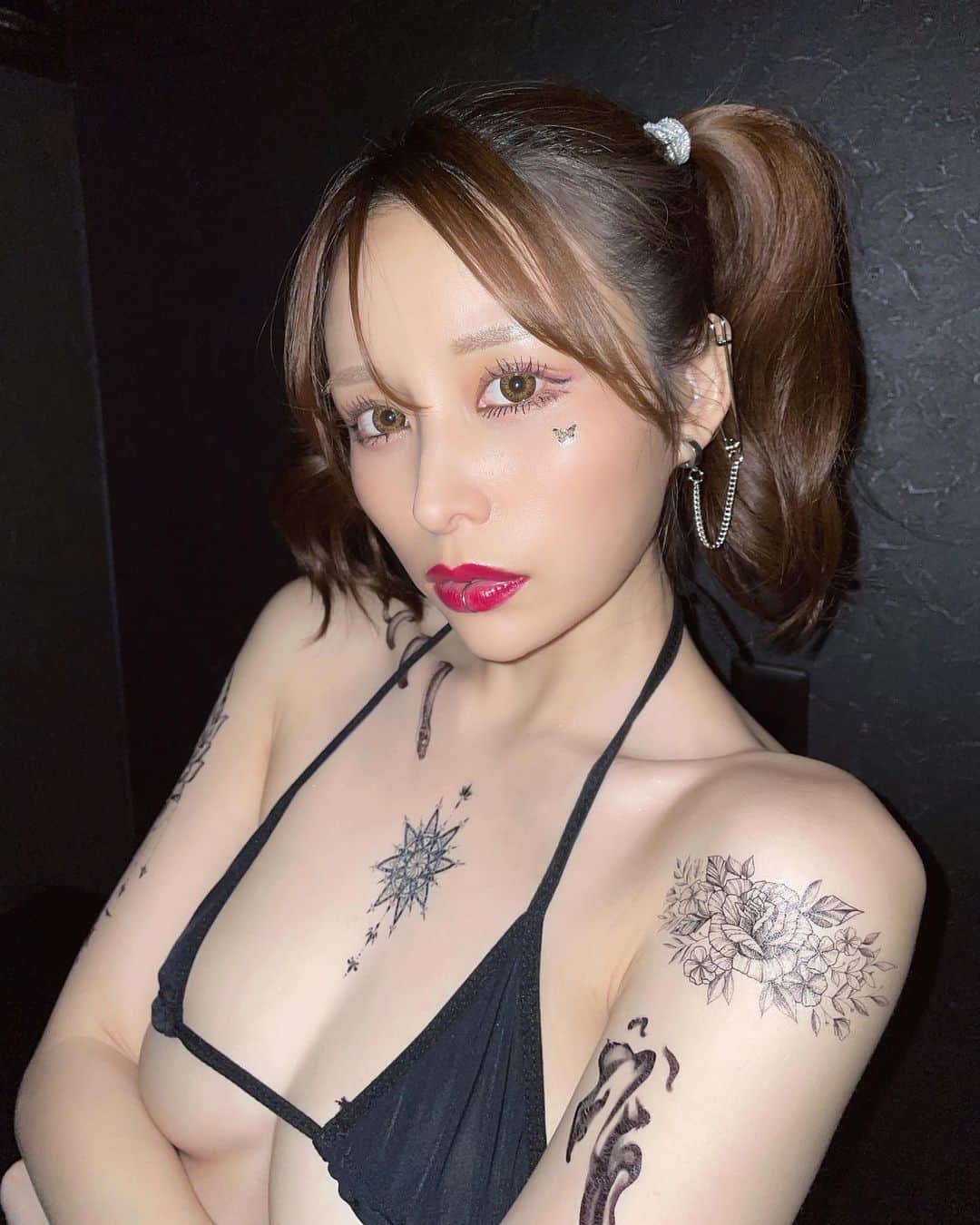 伊藤舞雪さんのインスタグラム写真 - (伊藤舞雪Instagram)「撮影で初めてのタトゥーシール  誰かの性癖に刺され🕷」5月12日 15時12分 - myk__gram
