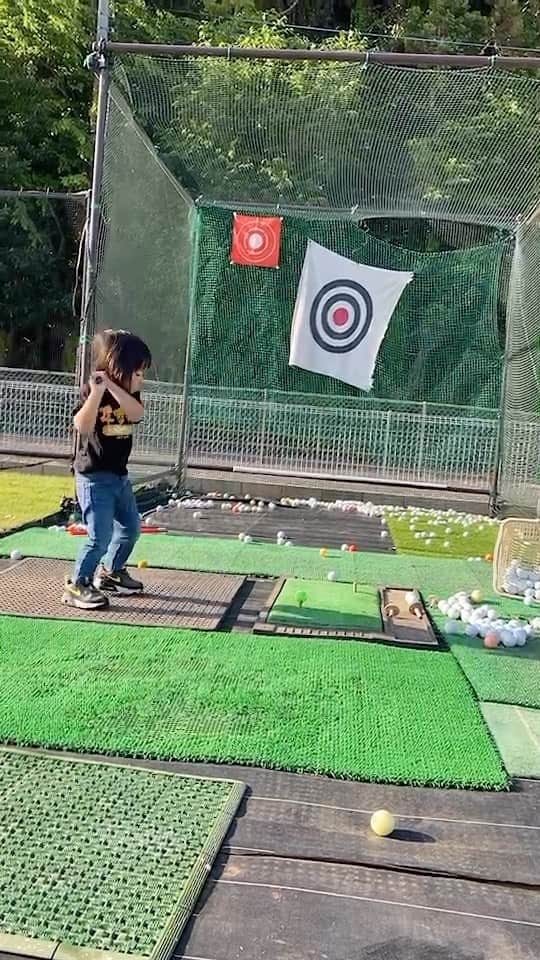 清澤恵美子のインスタグラム：「パパのようにびゅーんって打ちたい🏌️ #ゴルフキッズ　#ゴルフ　#3歳ゴルファー」