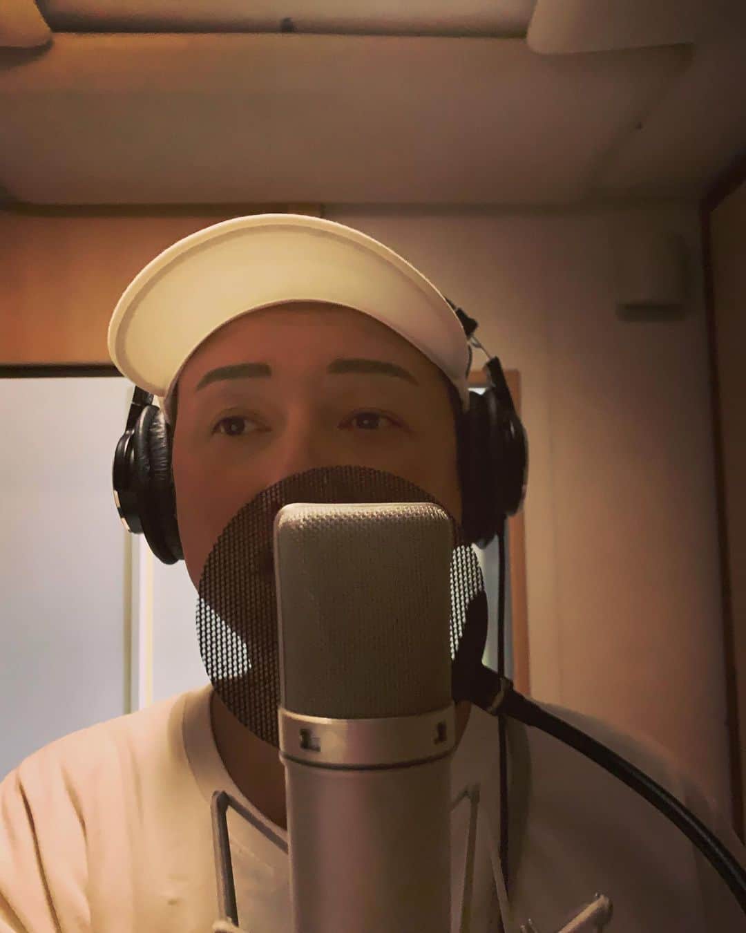 のインスタグラム：「I'm recording songs again today🎙️  Singing is fun👍  I hope you all have a wonderful day😊  Enjoy Yourself🤲  #dapump  #issa  #enjoyyourself」
