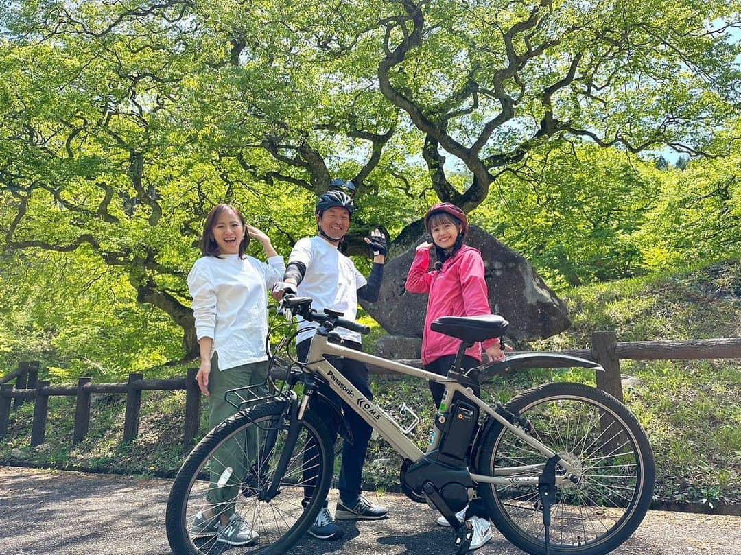 広島ホームテレビ「HOME NEXT neo」さんのインスタグラム写真 - (広島ホームテレビ「HOME NEXT neo」Instagram)「岡本です！🥰  今日のググッと。瀬戸内では、 大朝の里山をEバイクに乗って巡ってきました！🚴‍♀️ でこぼこ道でもラクラク運転できるEバイクの力強さに驚きました！そして、大朝の大自然にも癒されました☺️🌱  今日のピタニューの17時台で放送予定です！ 是非ご覧ください✨  #ググっと瀬戸内 #北広島町  #大朝 #大朝モビリティステーション  #大朝交通 #ebike #eバイク #アナウンサー #岡本愛衣 #渡辺美佳」5月12日 15時36分 - home.announcers