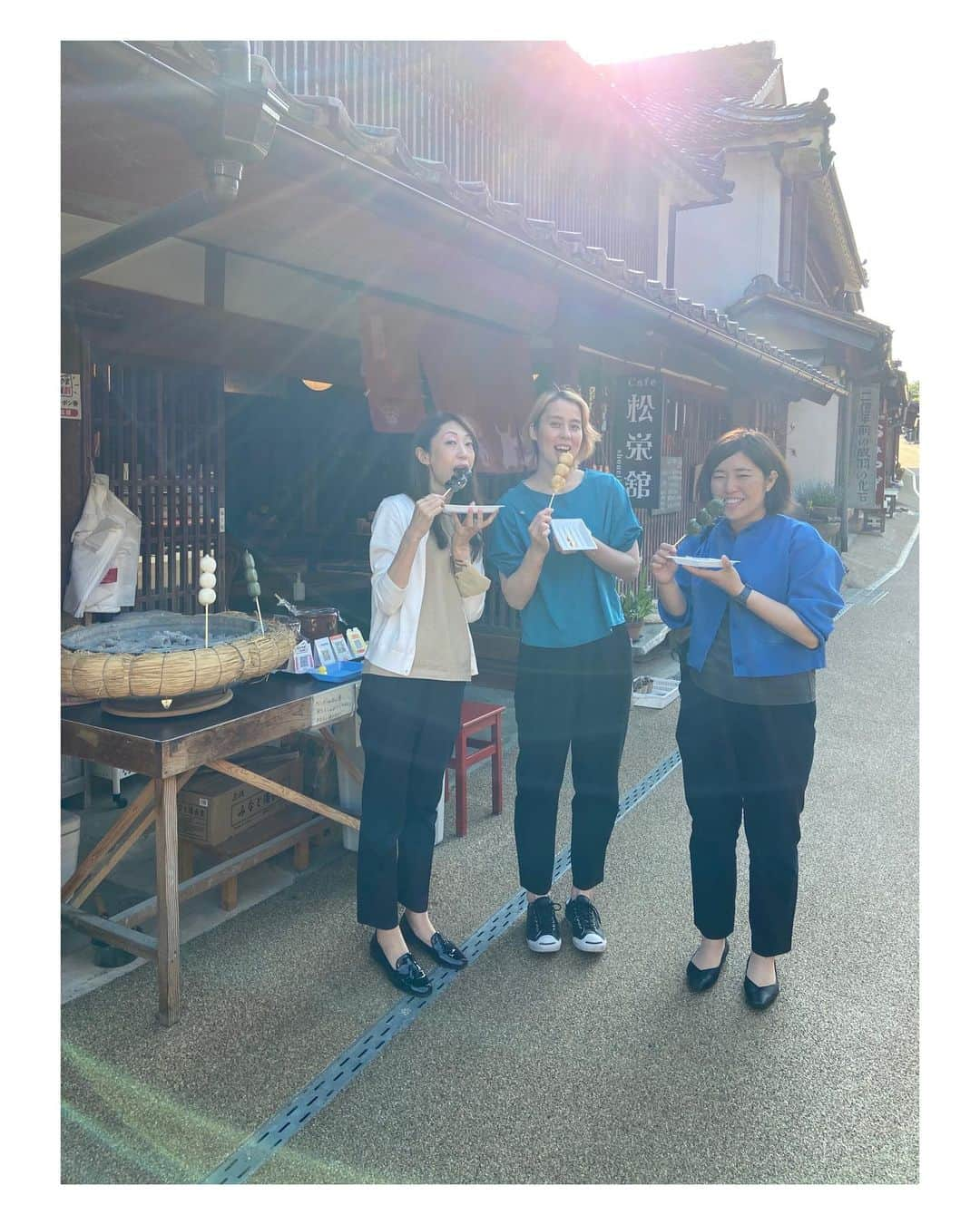 大山未希さんのインスタグラム写真 - (大山未希Instagram)「☀️  景色がとても素晴らしい！ 岡山県高梁市で【夢セン】でした。  久しぶりの対面授業はやっぱり楽しい！ オンラインだとわからないことってありますよね。  飛行機の時間まで少し観光させてもらいました！  仕事感ない写真ばかりですみませんっ🤣  #夢セン #岡山県 #岡山県高梁市 #旧吹屋小学校 #日本遺産 #ベンガラ #吹屋のベンガラ ↓」5月12日 19時00分 - miki_oyama1003