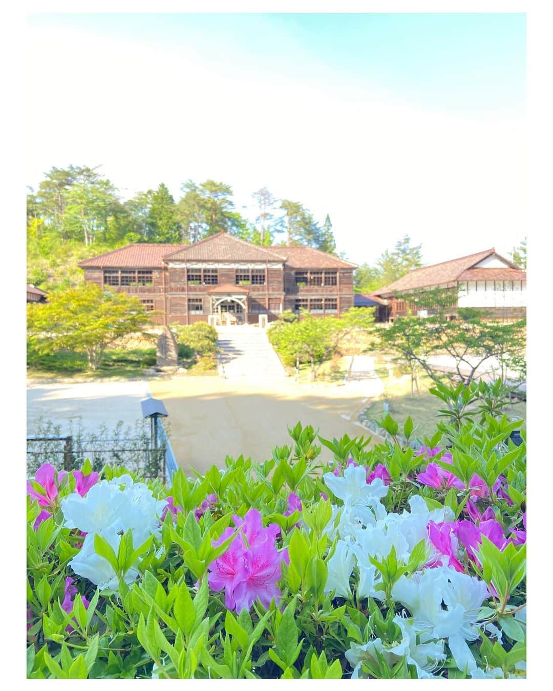 大山未希さんのインスタグラム写真 - (大山未希Instagram)「☀️  景色がとても素晴らしい！ 岡山県高梁市で【夢セン】でした。  久しぶりの対面授業はやっぱり楽しい！ オンラインだとわからないことってありますよね。  飛行機の時間まで少し観光させてもらいました！  仕事感ない写真ばかりですみませんっ🤣  #夢セン #岡山県 #岡山県高梁市 #旧吹屋小学校 #日本遺産 #ベンガラ #吹屋のベンガラ ↓」5月12日 19時00分 - miki_oyama1003