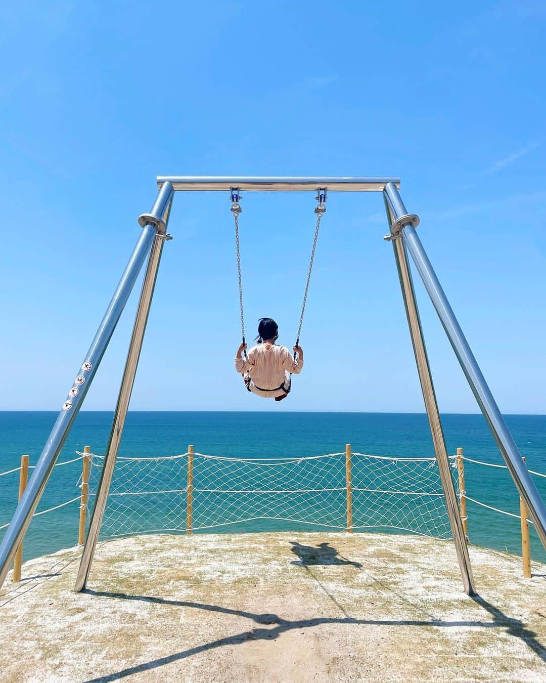 近藤夏子さんのインスタグラム写真 - (近藤夏子Instagram)「空の青も海の青も素晴らしすぎて🟦✨  小さい時からブランコが好き🫶 地元にできた新スポット✨ 空と海に飛んでいけそうくらいだった🤤 泣けてくるくらい綺麗で気持ちよかったぁ🥹💕  そして私ブランコこぐのめっちゃうまかったわぁw  #風のブランコ #島根 #島根観光 #多岐 #遣島使 #近藤夏子の島根っここ行きんさい」5月12日 15時37分 - kondonatsuko