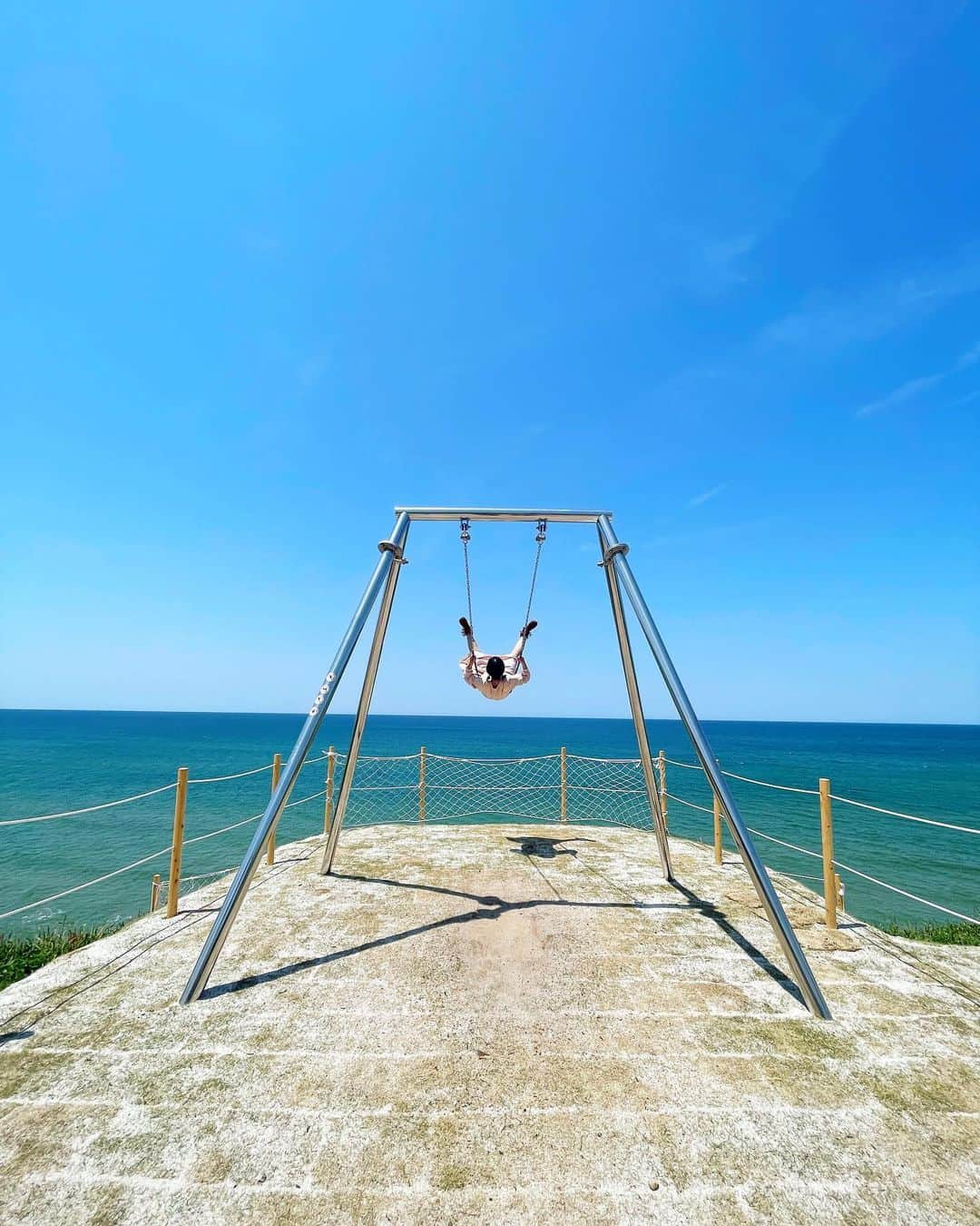 近藤夏子さんのインスタグラム写真 - (近藤夏子Instagram)「空の青も海の青も素晴らしすぎて🟦✨  小さい時からブランコが好き🫶 地元にできた新スポット✨ 空と海に飛んでいけそうくらいだった🤤 泣けてくるくらい綺麗で気持ちよかったぁ🥹💕  そして私ブランコこぐのめっちゃうまかったわぁw  #風のブランコ #島根 #島根観光 #多岐 #遣島使 #近藤夏子の島根っここ行きんさい」5月12日 15時37分 - kondonatsuko