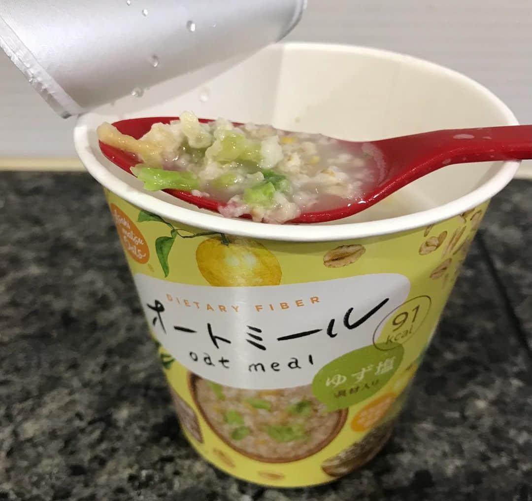 葵さんのインスタグラム写真 - (葵Instagram)「旭松アンバサダーをしています。 @asahimatsu_kouyatofu   今月のおすすめはこちら💁‍♀️ オートミールゆず塩味です。 鶏だしゆず塩風味のカップオートミールで、ゆずの皮やキャベツの具材いりで食感と香りがとても美味しいです。 お湯にたっぷり浸して、時間を少し長めにおくとととろみが増して、おかゆのようになります。 白米よりカロリーはオフなので一食をこちらに置き換えたり、朝ごはんを こちらにしたりすると、おすすめです！カロリーオフですがおいしくて腹持ちがいいよ😊  旭松には他にも、大豆ミートや高野豆腐などたくさんの種類があります✨  #大豆ミート#サステナブルチキン#新あさひ豆腐#高野豆腐#サステナブル #オートミール#旭松オートミール #旭松アンバサダー#pr」5月12日 15時30分 - dolphin_coconut
