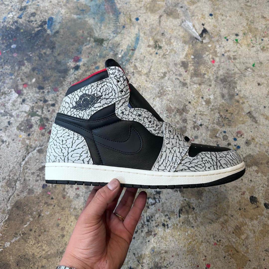 Sneaker At Randomのインスタグラム：「. custom sample NIKE AIR JORDAN 1 Supreme  ライニングをレッドにしてアッパーのホワイトをブラックにペイント 元のモデルはホワイトセメントです。 アウトソールのペイントは可能ですが剥がれやすいのでソールシールドをオススメします！ オールソールで交換も可能です！  #sneakeratrandom#スニーカーアトランダム#junkyard#ジャンクヤード#sneaker#スニーカー#スニーカー修理#スニーカーカスタム#市川#本八幡#梅田#阪神梅田本店#心斎橋#高円寺#angeluspaint#アンジェラスペイント#arata#アラタ#insoles#インソール#中敷き#shoeguard#シューガード #シュプリーム」