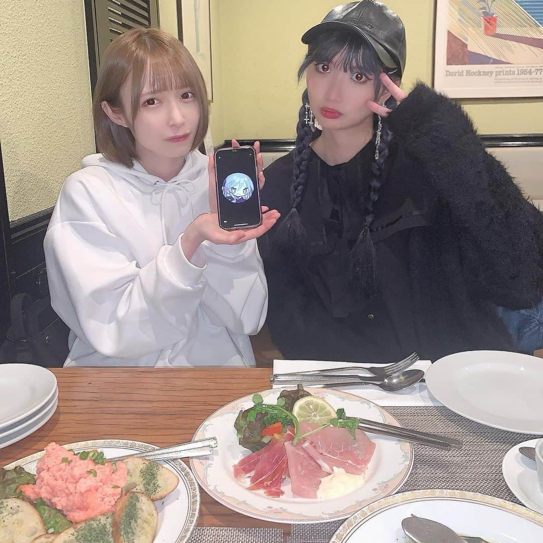 つぶらのインスタグラム：「池袋にあるかざみどりさん @kazamidori_ikebukuro  にアリスさんと聖女れりあちゃんとご飯を食べに行きました！ それぞれおすすめの料理をって頼んだんだけどどれもこれもおいしかった！ 特に4枚目がお気に入りだった明太子に弱い、、、、  イッヌもいるみたい！🐶笑」