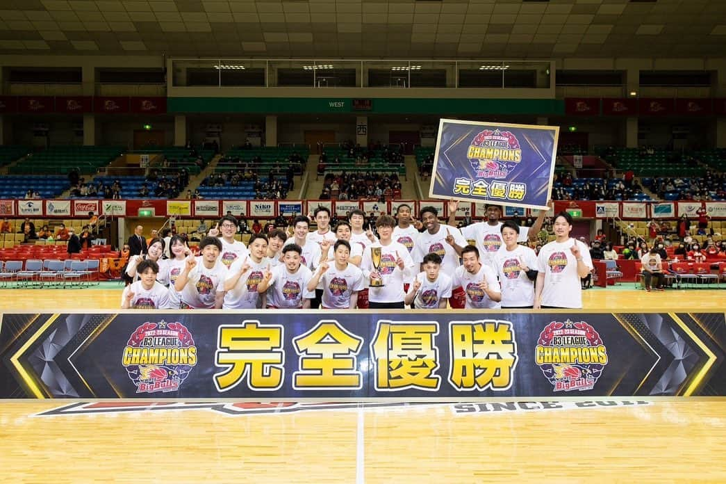 高畠佳介のインスタグラム：「B3優勝 B2昇格 完全優勝!!!! 今シーズンは怪我をして4ヶ月離脱し、完璧なシーズンではなかったけれど、チームメイト、チームスタッフ、フロントスタッフ、ブースターのおかげで最終的に最高のシーズンになりました！！！  優勝できたのは初めて。 生涯で優勝できることなんか何度あることか、、、 本当に感謝しかありません！！ 優勝っていいですね！！笑  携わってくれた方々本当にありがとうございました！！  岩手ビッグブルズ最高ー！！  #岩手ビッグブルズ  #b2昇格 #b3優勝  #完全優勝」