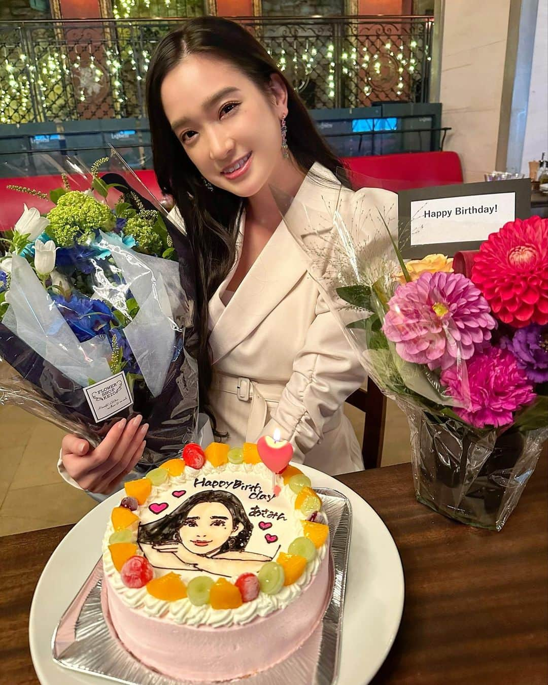 太田麻美さんのインスタグラム写真 - (太田麻美Instagram)「今年のBIRTH DAY会もお祝いしていただいてとても幸せでした🎂🎉💖有り難う🫶🏻🫶🏻  #birthday #mybirthday #birthdaycake  #お誕生日 #お誕生日会 #ケーキ #似顔絵ケーキ #5月23日 #5月23日生まれ #ありがとう」5月12日 15時41分 - asami0523