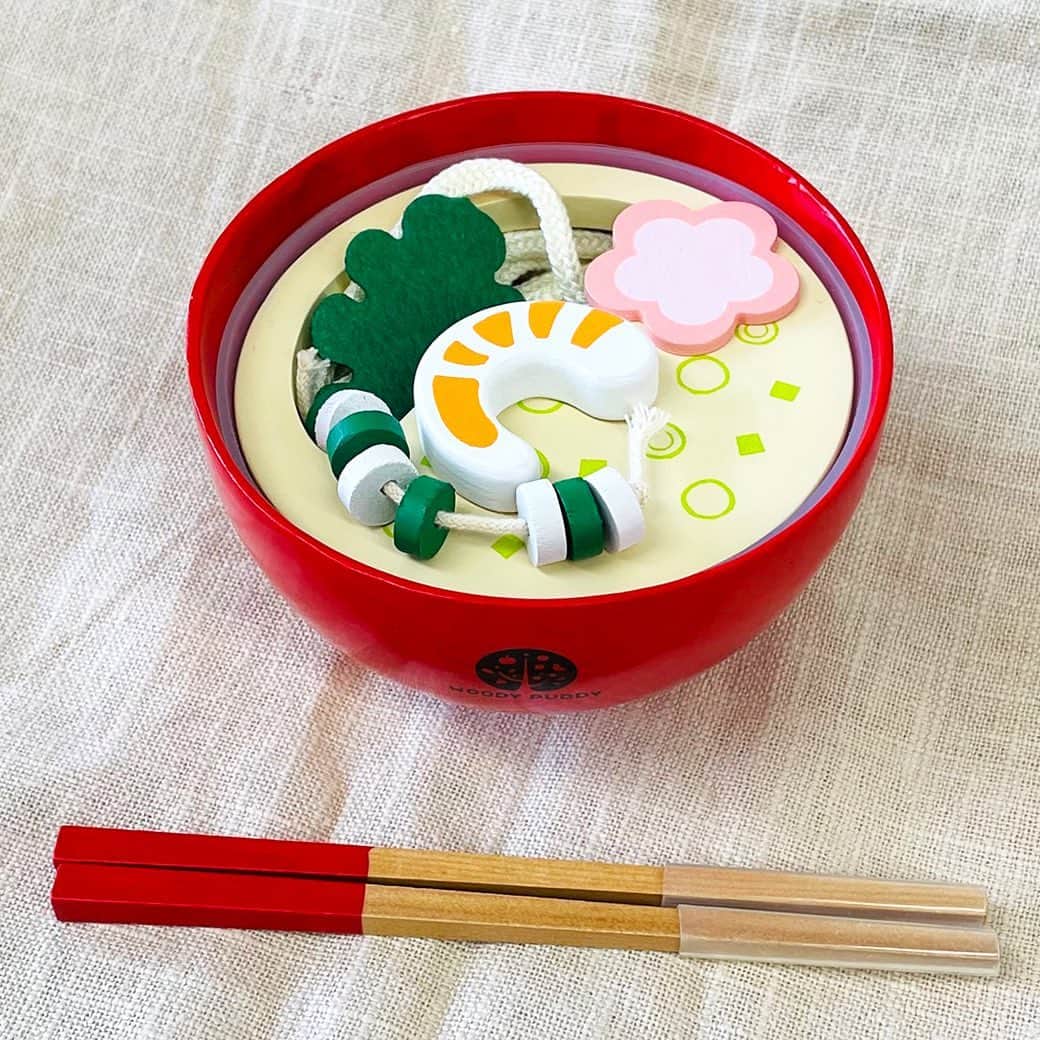 woodypuddyさんのインスタグラム写真 - (woodypuddyInstagram)「本日再入荷！色んなめん料理を作ってお遊びいただける「めん料理セット」🍜✨   軽くて太めの組みひもでできた麺が4種類に本格的なお椀&お箸・スーププレート・具材のついたセットです。 お箸の練習にもおすすめ🥢✨   🍝はじめてのおままごと めん料理セット https://www.woodypuddy.com/c/85887/44315/G05-1162 ・ ・ ・ 楽天＆直営本店限定！セール開催中✨  🍬楽天　お買い物マラソン           https://item.rakuten.co.jp/woodypuddy/c/0000000674/  ☘️本店　GREEN SALE https://www.woodypuddy.com/f/greensale  【期間】2023/05/16(火) 1:59まで ※プロフィ－ルのリンク（@woodypuddy.japan）からもご覧いただけます。   おうち遊びのおもちゃでご検討中の方、ぜひお越しください♪   #woodypuddy #ウッディプッディ #食育 #foodeducation #木育 #木のある暮らし #子供のいる暮らし #おうちあそび #おうち遊び #お家遊び #playhouse #木製 #木のおもちゃ #木製玩具 #woodentoys #木製おままごと #おままごと #1歳誕生日 #1歳誕生日プレゼント #2歳誕生日 #2歳誕生日プレゼント #3歳誕生日 #3歳誕生日プレゼント #プレゼント #出産お祝い　 #ごっこ遊び #Pretendplay #スパゲッティ #パスタ #うどん」5月12日 15時50分 - woodypuddy.japan