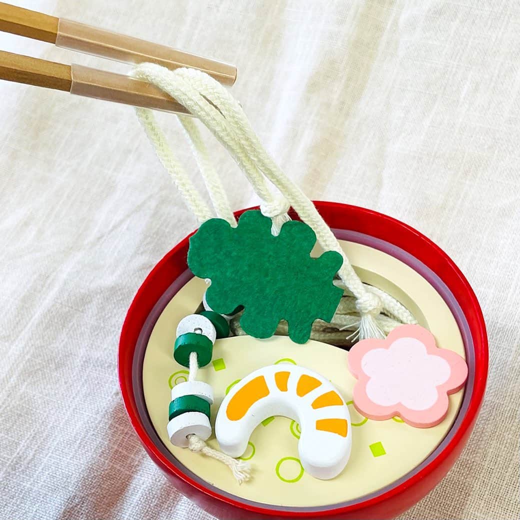 woodypuddyさんのインスタグラム写真 - (woodypuddyInstagram)「本日再入荷！色んなめん料理を作ってお遊びいただける「めん料理セット」🍜✨   軽くて太めの組みひもでできた麺が4種類に本格的なお椀&お箸・スーププレート・具材のついたセットです。 お箸の練習にもおすすめ🥢✨   🍝はじめてのおままごと めん料理セット https://www.woodypuddy.com/c/85887/44315/G05-1162 ・ ・ ・ 楽天＆直営本店限定！セール開催中✨  🍬楽天　お買い物マラソン           https://item.rakuten.co.jp/woodypuddy/c/0000000674/  ☘️本店　GREEN SALE https://www.woodypuddy.com/f/greensale  【期間】2023/05/16(火) 1:59まで ※プロフィ－ルのリンク（@woodypuddy.japan）からもご覧いただけます。   おうち遊びのおもちゃでご検討中の方、ぜひお越しください♪   #woodypuddy #ウッディプッディ #食育 #foodeducation #木育 #木のある暮らし #子供のいる暮らし #おうちあそび #おうち遊び #お家遊び #playhouse #木製 #木のおもちゃ #木製玩具 #woodentoys #木製おままごと #おままごと #1歳誕生日 #1歳誕生日プレゼント #2歳誕生日 #2歳誕生日プレゼント #3歳誕生日 #3歳誕生日プレゼント #プレゼント #出産お祝い　 #ごっこ遊び #Pretendplay #スパゲッティ #パスタ #うどん」5月12日 15時50分 - woodypuddy.japan
