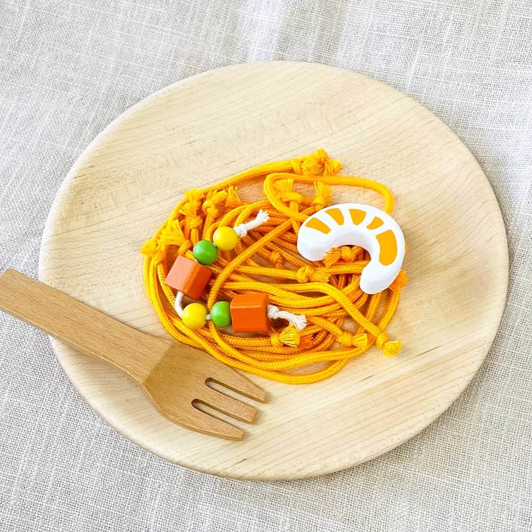 woodypuddyさんのインスタグラム写真 - (woodypuddyInstagram)「本日再入荷！色んなめん料理を作ってお遊びいただける「めん料理セット」🍜✨   軽くて太めの組みひもでできた麺が4種類に本格的なお椀&お箸・スーププレート・具材のついたセットです。 お箸の練習にもおすすめ🥢✨   🍝はじめてのおままごと めん料理セット https://www.woodypuddy.com/c/85887/44315/G05-1162 ・ ・ ・ 楽天＆直営本店限定！セール開催中✨  🍬楽天　お買い物マラソン           https://item.rakuten.co.jp/woodypuddy/c/0000000674/  ☘️本店　GREEN SALE https://www.woodypuddy.com/f/greensale  【期間】2023/05/16(火) 1:59まで ※プロフィ－ルのリンク（@woodypuddy.japan）からもご覧いただけます。   おうち遊びのおもちゃでご検討中の方、ぜひお越しください♪   #woodypuddy #ウッディプッディ #食育 #foodeducation #木育 #木のある暮らし #子供のいる暮らし #おうちあそび #おうち遊び #お家遊び #playhouse #木製 #木のおもちゃ #木製玩具 #woodentoys #木製おままごと #おままごと #1歳誕生日 #1歳誕生日プレゼント #2歳誕生日 #2歳誕生日プレゼント #3歳誕生日 #3歳誕生日プレゼント #プレゼント #出産お祝い　 #ごっこ遊び #Pretendplay #スパゲッティ #パスタ #うどん」5月12日 15時50分 - woodypuddy.japan