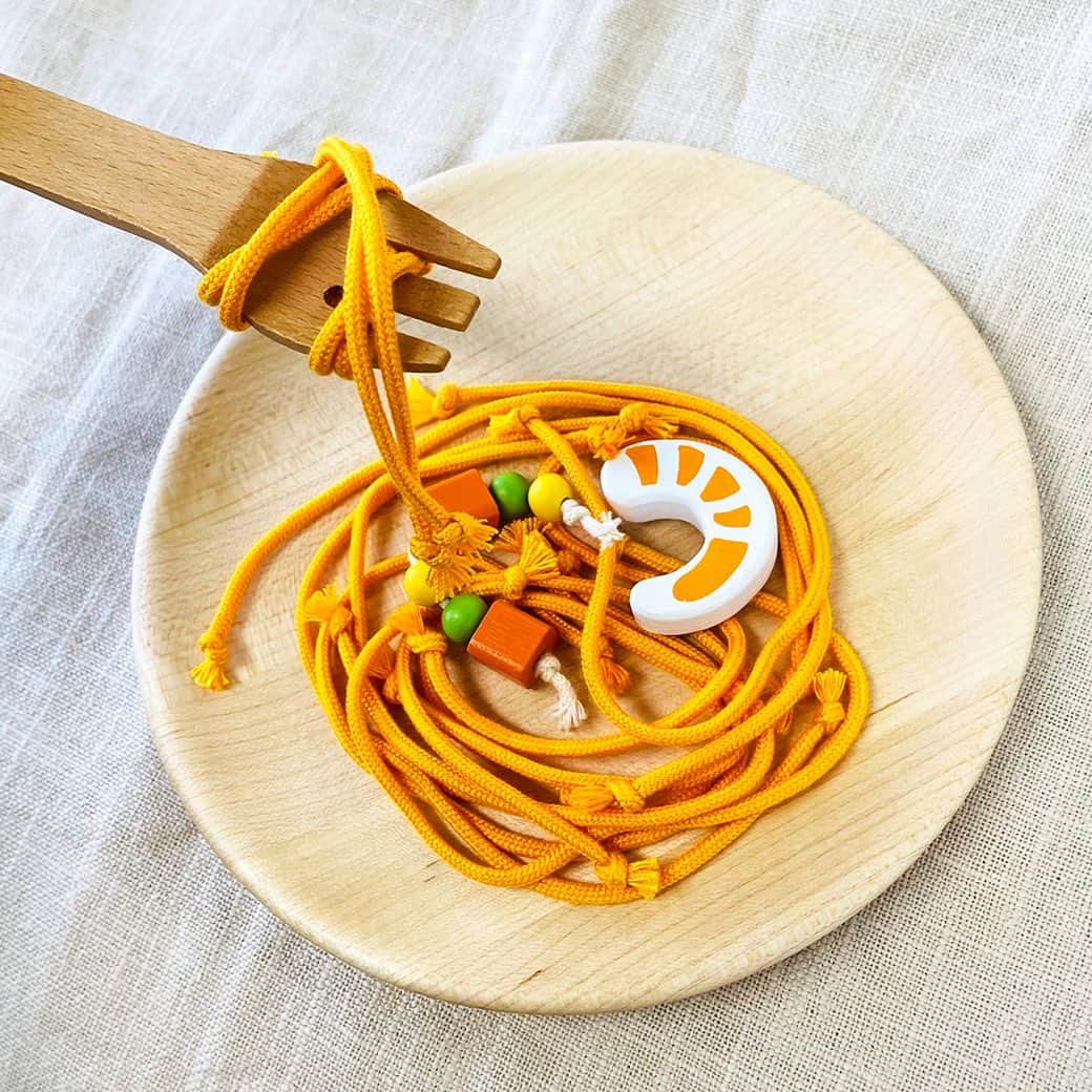 woodypuddyさんのインスタグラム写真 - (woodypuddyInstagram)「本日再入荷！色んなめん料理を作ってお遊びいただける「めん料理セット」🍜✨   軽くて太めの組みひもでできた麺が4種類に本格的なお椀&お箸・スーププレート・具材のついたセットです。 お箸の練習にもおすすめ🥢✨   🍝はじめてのおままごと めん料理セット https://www.woodypuddy.com/c/85887/44315/G05-1162 ・ ・ ・ 楽天＆直営本店限定！セール開催中✨  🍬楽天　お買い物マラソン           https://item.rakuten.co.jp/woodypuddy/c/0000000674/  ☘️本店　GREEN SALE https://www.woodypuddy.com/f/greensale  【期間】2023/05/16(火) 1:59まで ※プロフィ－ルのリンク（@woodypuddy.japan）からもご覧いただけます。   おうち遊びのおもちゃでご検討中の方、ぜひお越しください♪   #woodypuddy #ウッディプッディ #食育 #foodeducation #木育 #木のある暮らし #子供のいる暮らし #おうちあそび #おうち遊び #お家遊び #playhouse #木製 #木のおもちゃ #木製玩具 #woodentoys #木製おままごと #おままごと #1歳誕生日 #1歳誕生日プレゼント #2歳誕生日 #2歳誕生日プレゼント #3歳誕生日 #3歳誕生日プレゼント #プレゼント #出産お祝い　 #ごっこ遊び #Pretendplay #スパゲッティ #パスタ #うどん」5月12日 15時50分 - woodypuddy.japan