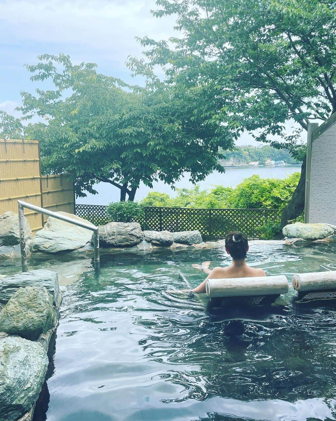 原アンナさんのインスタグラム写真 - (原アンナInstagram)「今日のロケハイライト☺️✨✨  ①ホテル京急油壺 観潮荘 油壺温泉で絶景露天風呂きもちよき♡  ②京急油壺温泉キャンプパークでアイドルポニーのナギサちゃんすき♡  ③海沿いのハンバーガー店「エジソン046」の三浦バーガーうまっ♡  ④神奈川景勝５０選に選ばれている絶景スポットきれー♡  #かながわらく楽ウォーキング  #原アンナ」5月12日 16時02分 - annahara821