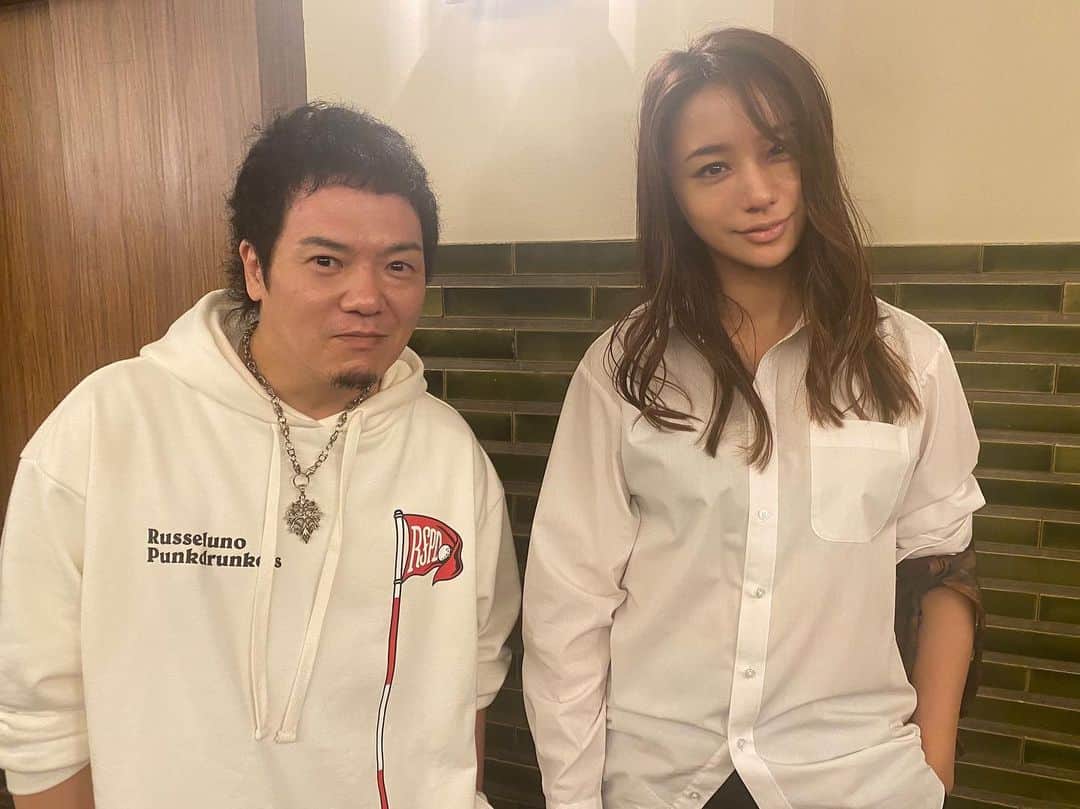 のインスタグラム：「闇金サイハラさん Blue-Lay発売記念 撮影現場のphoto公開  最後は改めて！ 座長の高橋メアリージュン ちゃん！  初めて闇金ウシジマくんの映画で登場しご一緒したメアリー！ その時は、ちゃんと挨拶してもらったが… 撮影現場で話すことは殆どなかった！ ずっと犀原茜でいつづけていたように見えた！ メアリー自身、闇金ウシジマくんという実写の撮影にリスペクトを持って向かっていたからこそ！ 女優として作品に身を投じる出来ることは全部やる！といった思いで過ごしているように思っていました！  月日を重ね、闇金サイハラさんのドラマをやるまでに様々な経験や体感をしてきて、その結果、ONとOFFであったり、共演者やスタッフとの接し方も良い意味で変わってた！  共演者たちやスタッフとのコミニュケーションや何より撮影現場でメアリーの笑顔が沢山見れた！  生みの苦しみがありながらでも！ 楽しんでいるように見えたし！ もしかすると… 座長（主演）として皆を引っ張っていく為に気遣ってそうしていたのかも知れないけど！ 兎に角、そんなメアリーの姿を見ていて「この作品は絶対に面白くなる！」と思ってた！  多くの作品に出演しているメアリーですが、この闇金サイハラさんも彼女にとって大きな代表作であることは間違いないだろう！  また共演出来ることを楽しみにして、これからも精進していきたいと思います！ 素晴らしい座長でした！   #闇金サイハラさん  #闇金ウシジマくん   #犀原茜  #高橋メアリージュン   #柄崎貴明  #やべきょうすけ  是非とも！ どんなカタチであれ！ 続編を楽しみに待ってます！ 関係各位の方々、大変だと思いますが何卒宜しくお願い致します！」