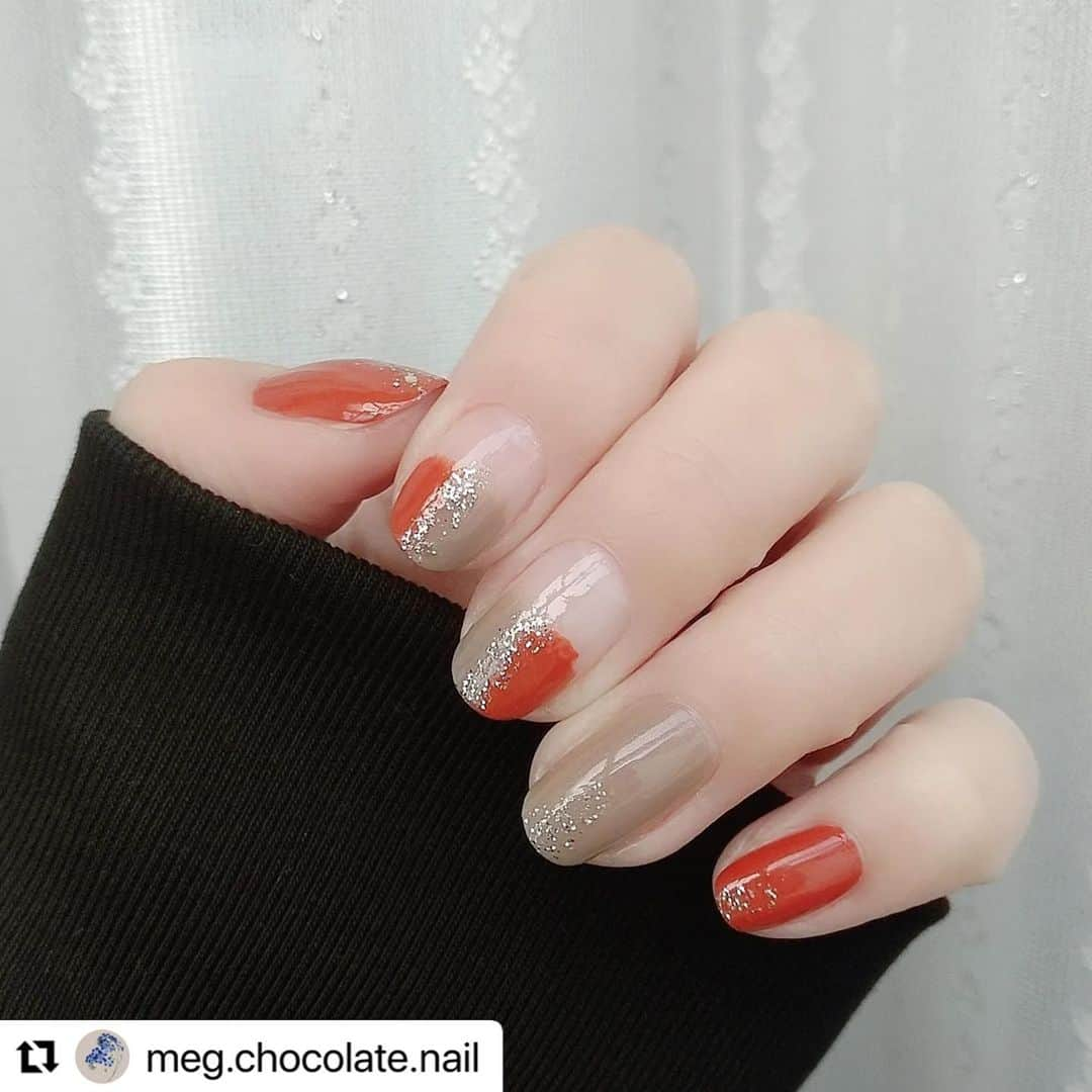 【PLANET NAIL（プラネット ネイル）】公式さんのインスタグラム写真 - (【PLANET NAIL（プラネット ネイル）】公式Instagram)「✰✰✰ ━━━━━━━━━━━━━━━ @meg.chocolate.nail さま♡  PLANET NAIL ラメネイル PLB15 巡る流星群 を使ったお洒落塗りかけネイルのご紹介ありがとうございます👩‍❤️‍💋‍👩✨  オレンジネイルがなぜか最近気になっています🍊  洗練されたオレンジネイル、真似っこしてみたい🧡  ╍ ╍ ╍ ╍ ╍ ╍ ╍ ╍ ╍ ╍ ╍ ╍ ╍ ╍ ╍ ╍ ╍   塗りかけネイル♡⁡ ⁡⁡ ⁡久々に塗りかけネイルしてみました。⁡ オレンジ使いたくて選んだら、なんだか秋っぽくなってしまいました🍁 ⁡⁡ ⁡来週は卒業式があるので春らしいネイルにしたいです🌸⁡ ⁡⁡⁡⁡ ⁡ ⁡こちらの学校は卒業式、少し遅めかな？⁡ インスタ見てると、⁡もう既に卒業式を終えた方々もいますね🏫💐 そうゆう写真を見るだけで感慨深いです。⁡⁡ ⁡ 3年前…⁡入学式は中止になり、4月～5月は一斉休校。⁡⁡ ⁡｢早く学校いきたいな～｣が息子の口癖になりました。 ⁡6月から分散登校が始まり、全員揃ったのは7月だったかな。⁡ ⁡そんなこんなで始まった中学生活もあっという間に終わります。⁡ ⁡⁡ この3年間いろんなことがあったし、いま考えるだけでも卒業式は号泣しそうです😭 ⁡⁡メイク落ちないようにがんばります🔥⁡🤣⁡ ⁡⁡⁡ ⁡ ⁡.⁡ ⁡#キャンメイクカラフルネイルズ N42 ⁡ ⁡#sopoネイルポリッシュ ほうじ茶ラテ⁡ ⁡#プラネットネイル #巡る流星群⁡ ⁡⁡ ⁡.⁡ ⁡#セルフネイル #セルフネイル部 #ネイルサークル #シンプルネイル #大人ネイル #ショートネイル #塗りかけネイル #簡単ネイル #キャンメイクネイル #sopo #sopoネイル #ソポ #planetnail #planet_jp #プチプラネイル #カラフルネイル #マニキュアネイル #ポリッシュネイル #手元くら部 #ネイル好きな人と繋がりたい ⁡⁡⁡ ⁡⁡ ⁡.⁡ ⁡ ⁡」5月12日 15時58分 - planet.jp