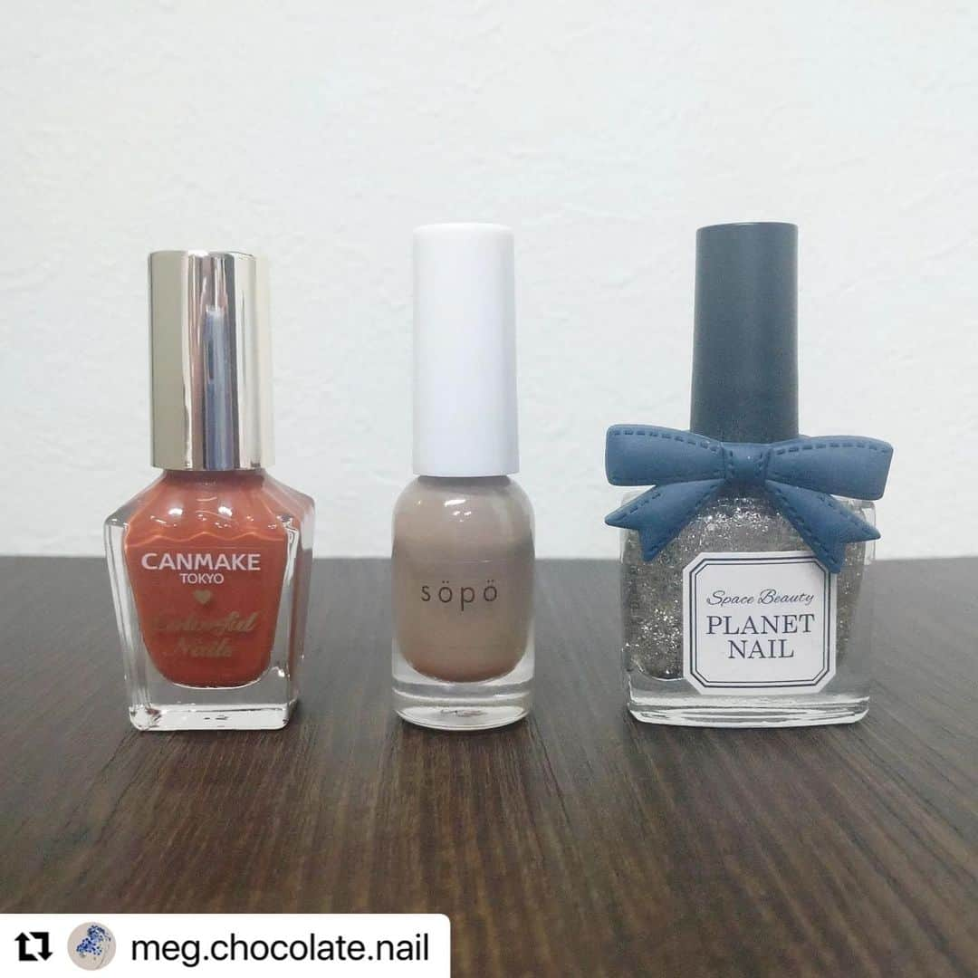 【PLANET NAIL（プラネット ネイル）】公式さんのインスタグラム写真 - (【PLANET NAIL（プラネット ネイル）】公式Instagram)「✰✰✰ ━━━━━━━━━━━━━━━ @meg.chocolate.nail さま♡  PLANET NAIL ラメネイル PLB15 巡る流星群 を使ったお洒落塗りかけネイルのご紹介ありがとうございます👩‍❤️‍💋‍👩✨  オレンジネイルがなぜか最近気になっています🍊  洗練されたオレンジネイル、真似っこしてみたい🧡  ╍ ╍ ╍ ╍ ╍ ╍ ╍ ╍ ╍ ╍ ╍ ╍ ╍ ╍ ╍ ╍ ╍   塗りかけネイル♡⁡ ⁡⁡ ⁡久々に塗りかけネイルしてみました。⁡ オレンジ使いたくて選んだら、なんだか秋っぽくなってしまいました🍁 ⁡⁡ ⁡来週は卒業式があるので春らしいネイルにしたいです🌸⁡ ⁡⁡⁡⁡ ⁡ ⁡こちらの学校は卒業式、少し遅めかな？⁡ インスタ見てると、⁡もう既に卒業式を終えた方々もいますね🏫💐 そうゆう写真を見るだけで感慨深いです。⁡⁡ ⁡ 3年前…⁡入学式は中止になり、4月～5月は一斉休校。⁡⁡ ⁡｢早く学校いきたいな～｣が息子の口癖になりました。 ⁡6月から分散登校が始まり、全員揃ったのは7月だったかな。⁡ ⁡そんなこんなで始まった中学生活もあっという間に終わります。⁡ ⁡⁡ この3年間いろんなことがあったし、いま考えるだけでも卒業式は号泣しそうです😭 ⁡⁡メイク落ちないようにがんばります🔥⁡🤣⁡ ⁡⁡⁡ ⁡ ⁡.⁡ ⁡#キャンメイクカラフルネイルズ N42 ⁡ ⁡#sopoネイルポリッシュ ほうじ茶ラテ⁡ ⁡#プラネットネイル #巡る流星群⁡ ⁡⁡ ⁡.⁡ ⁡#セルフネイル #セルフネイル部 #ネイルサークル #シンプルネイル #大人ネイル #ショートネイル #塗りかけネイル #簡単ネイル #キャンメイクネイル #sopo #sopoネイル #ソポ #planetnail #planet_jp #プチプラネイル #カラフルネイル #マニキュアネイル #ポリッシュネイル #手元くら部 #ネイル好きな人と繋がりたい ⁡⁡⁡ ⁡⁡ ⁡.⁡ ⁡ ⁡」5月12日 15時58分 - planet.jp