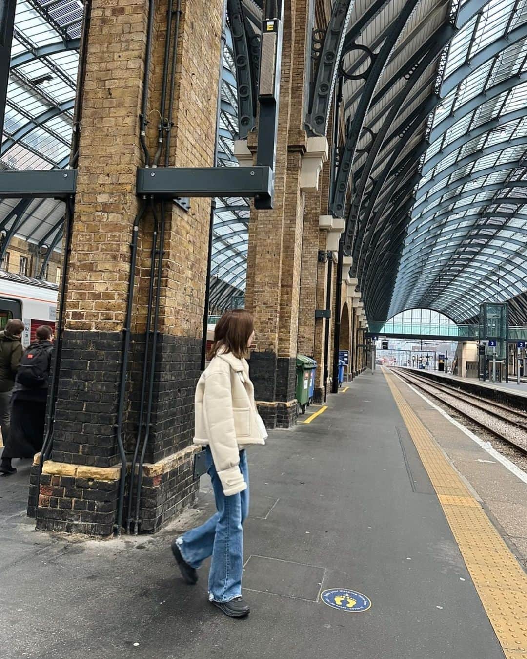 朝日奈央さんのインスタグラム写真 - (朝日奈央Instagram)「5月12日17:00〜ロンドン旅行の様子をYouTubeにアップするね🇬🇧✈️ 写真はハリー・ポッターに出てくるキングス・クロス駅🧙 憧れの9と3/4番線で撮りました🪄 大人気スポットなので撮るまでに1時間半並んだのだけれどへっちゃらだったよ🤣 ハリーポッター大好きなのでその場にいるだけでとっても幸せでした🥹 この為にロンドンに行ったと言っても過言ではないかもしれない。笑  (マフラーが浮いてるふうに撮ってくれるスタッフさん天才でした)  #LONDON #ハリーポッター」5月12日 16時04分 - pop_step_asahi