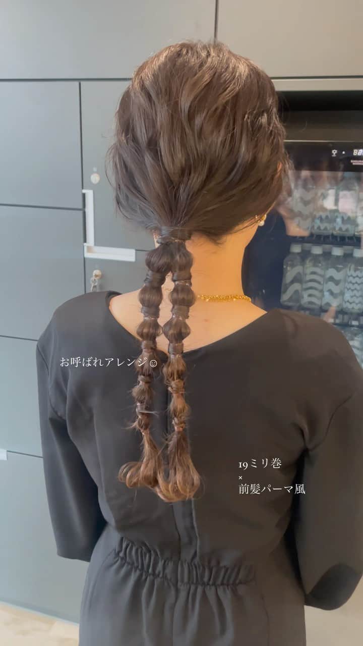 YUMIKOのインスタグラム：「19ミリ巻きベースの人気アレンジ☺︎  ありがとうございましたっ  #結婚式ヘアアレンジ#札幌美容室#札幌美容師#sknow#ヘアアレンジ#お呼ばれヘア#결혼식#헤어#좋아요#卒業式ヘア#홋카이도 #札幌ヘアアレンジ」
