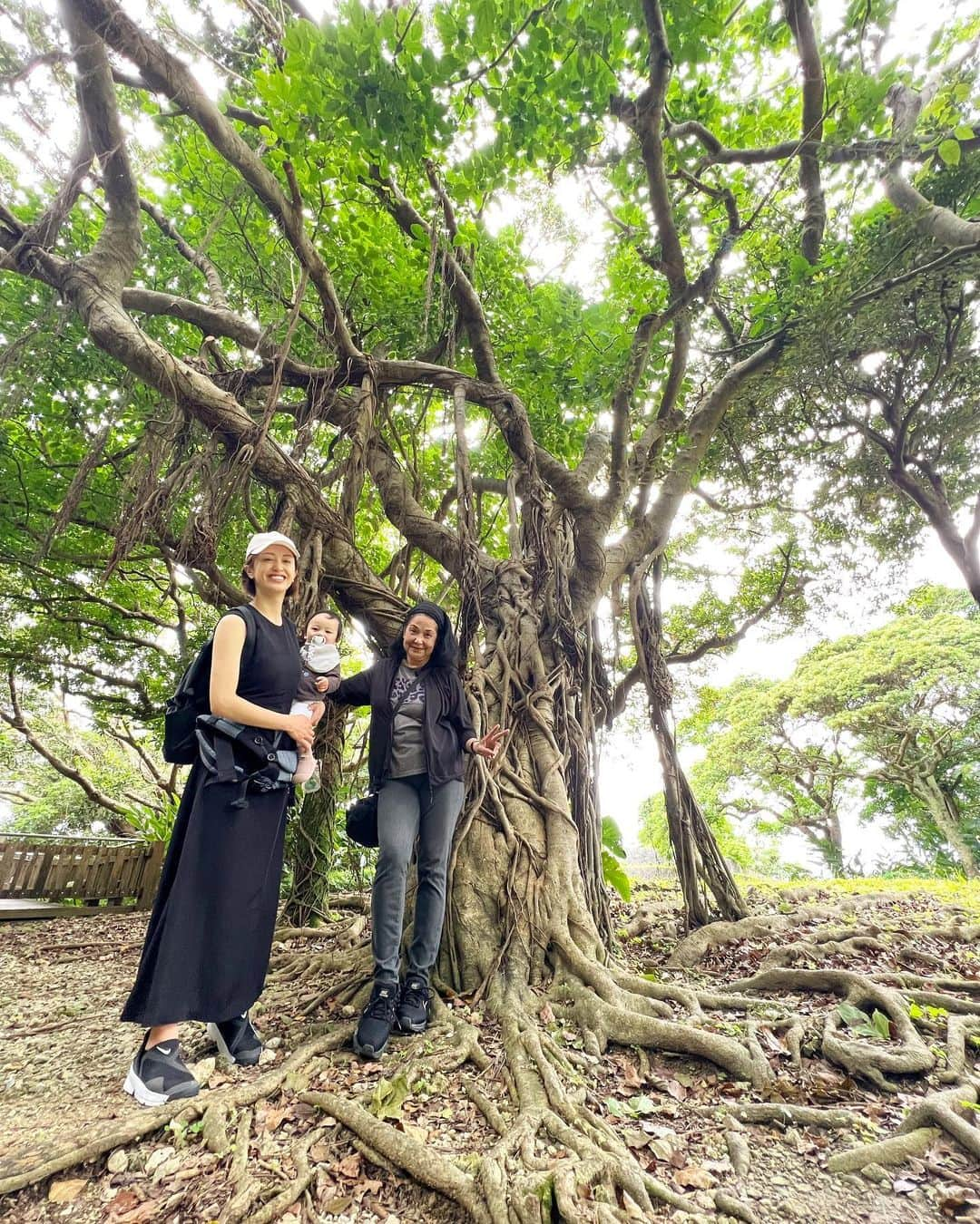 越智千恵子さんのインスタグラム写真 - (越智千恵子Instagram)「グランマの還暦祝いに沖縄旅行をプレゼント！私の中の勝手なテーマが『グランマをインスタグラマーにしよう』だったので(笑)映えそうなサプライズを色々用意したら大はしゃぎでした。笑 今回宿泊させて頂いた『沖縄逸の彩(ひので)温泉リゾートホテル』さん、アクセスもサプライズ演出も露天温泉付きのお部屋も飲み放題付きのラウンジも何もかも素晴らしくて毎回ここに泊まりたいです。 @okinawa.hinode_naha」5月12日 16時06分 - chieko_0224