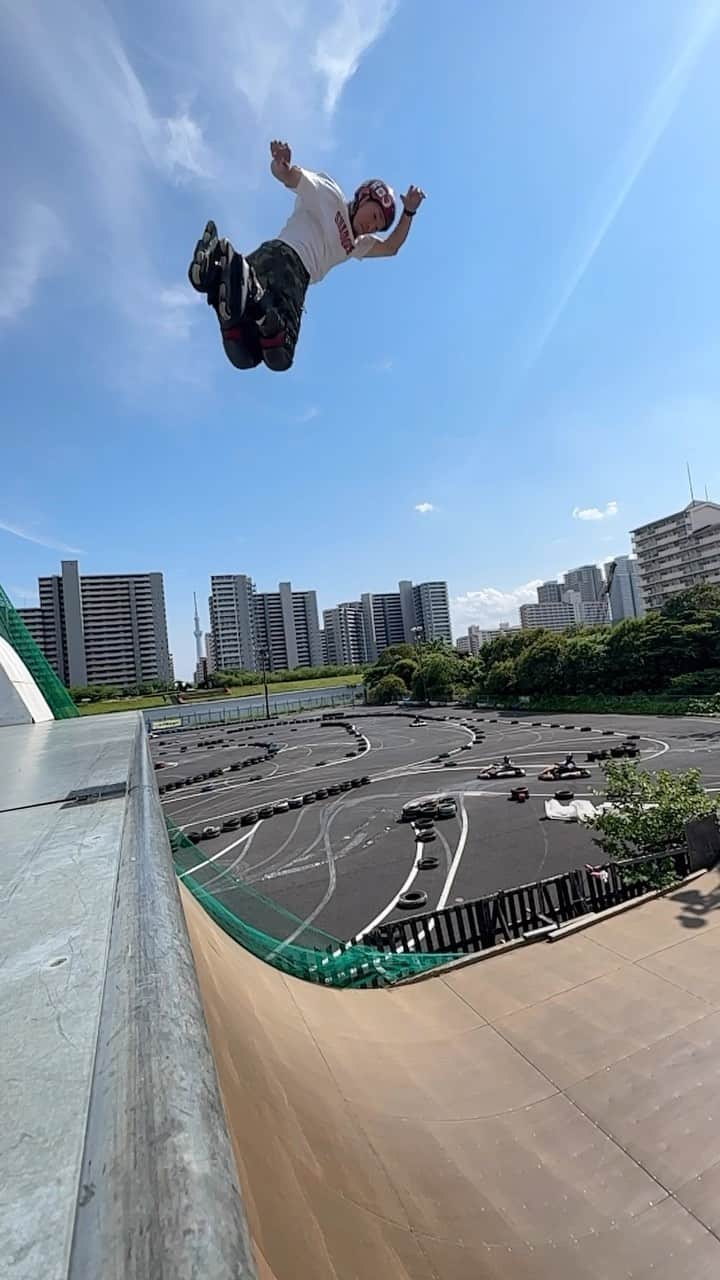 安床武士のインスタグラム：「Rocket late 360. One of my favorite trick for a long time👍 昔から今も好きなトリック。小学生の時にコツコツと練習した事や景色をいまだに覚えています。  at @murasakiparktokyo .  @undercoverwheels  @goodskates_inc  @lzbn_official  @papasu1048  @sport_sunchlorella   #usdskates #usdaeon #aeon68 #yasutokoaeon #undercoverwheels #rollerblading #blading #inlineskate #roller #rollerfreestyle #vert #インラインスケート #ローラーブレード #ローラーフリースタイル #takeshiyasutoko #安床武士」