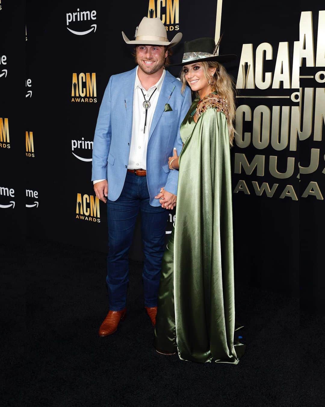 Just Jaredさんのインスタグラム写真 - (Just JaredInstagram)「Lainey Wilson not only won 4 awards at the #ACMAwards, but also made her red carpet debut with boyfriend, former football star Delvin Hodges! #LaineyWilson #DelvinHodges Photos: Getty」5月12日 16時11分 - justjared