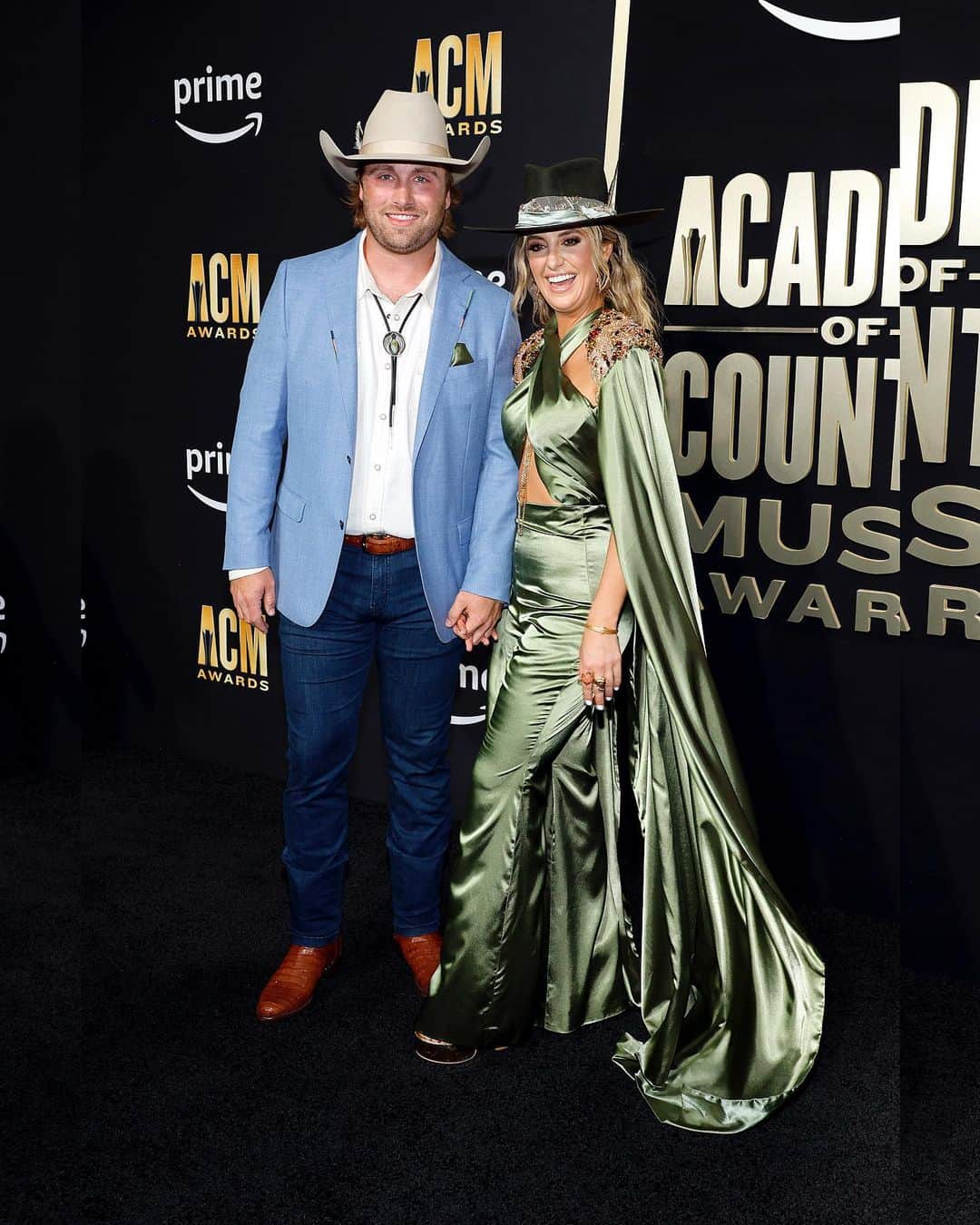 Just Jaredさんのインスタグラム写真 - (Just JaredInstagram)「Lainey Wilson not only won 4 awards at the #ACMAwards, but also made her red carpet debut with boyfriend, former football star Delvin Hodges! #LaineyWilson #DelvinHodges Photos: Getty」5月12日 16時11分 - justjared