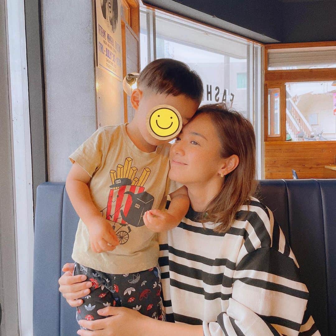 のインスタグラム：「波の上にある　ハンバーガークランプ🍔 ハンバーガーなので息子はポテトTシャツ🍟笑 波の上神社の近くだからそのあたりでハンバーガー食べたくなったらおすすめです〜💖 個人的にタバスコ置いてくれたらパーフェクト以上だったかも😍(タバスカーなもので🙇‍♀️) ＊ 店内も外観もめちゃ可愛くて良いお店でした〜☺️ 近くに行った方は是非〜😍」