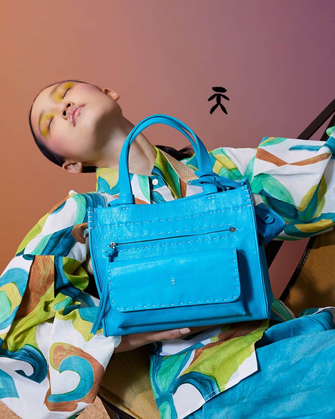エンリーベグリンのインスタグラム：「Combine the Shopping pocket old iron with a printed cotton shirt for a versatile and perfect silhouette in the new season come.  Shop now - tap or click link in bio #HenryBeguelin #SS23 #instafashion #instastyle #womensfashion」