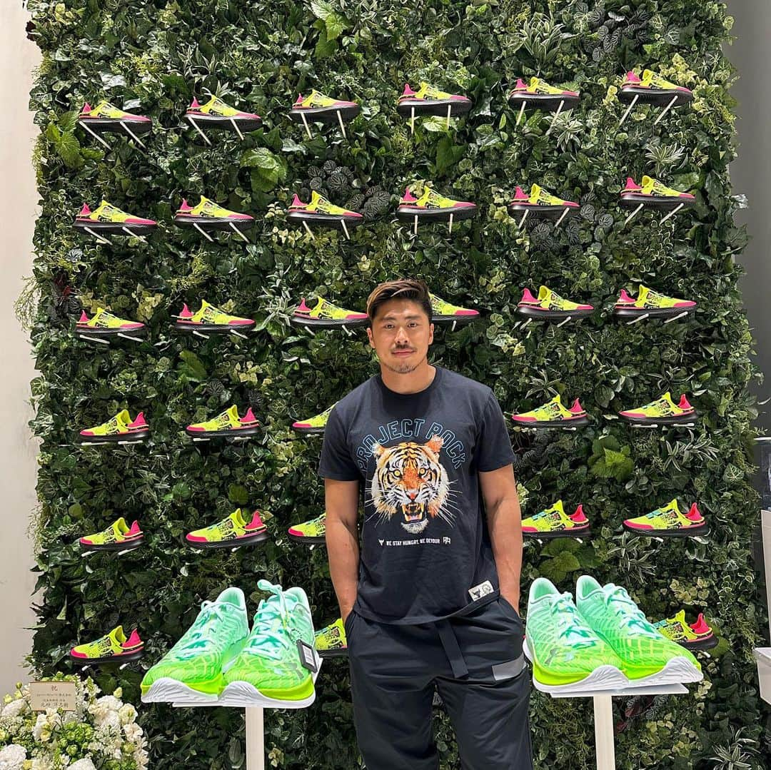 栗原嵩のインスタグラム：「アンダーアーマーFOOTWEAR PARKに行ってきました！アンダーアーマーの色々なシューズが置いてあって楽しいのでぜひ皆んなも行ってみてね！ 原宿駅からすぐよ！ ちなみにベイちゃんはすでにアンダーアーマーを認識してます笑 #underarmour #footwear #アンダーアーマー #シューズ」